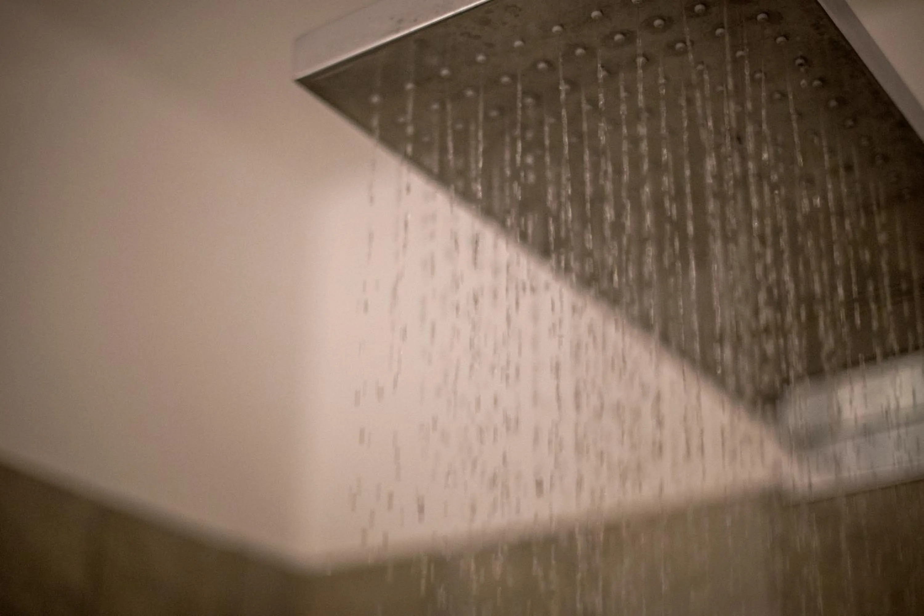 Shower in AQUAROOMS Suites