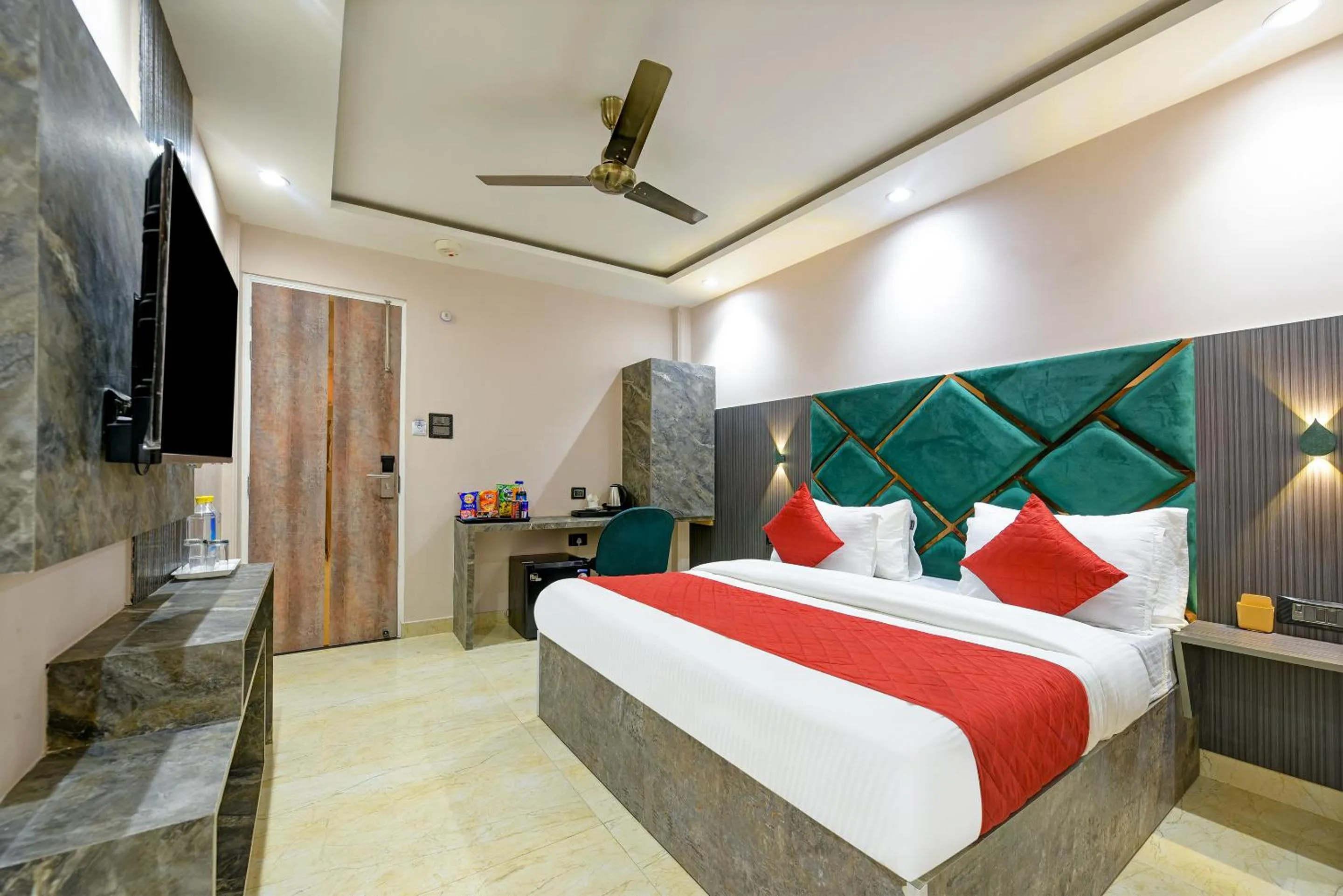 Bed in The Pearl Plaza Hotel in City Centre - Near New Delhi Railway Station
