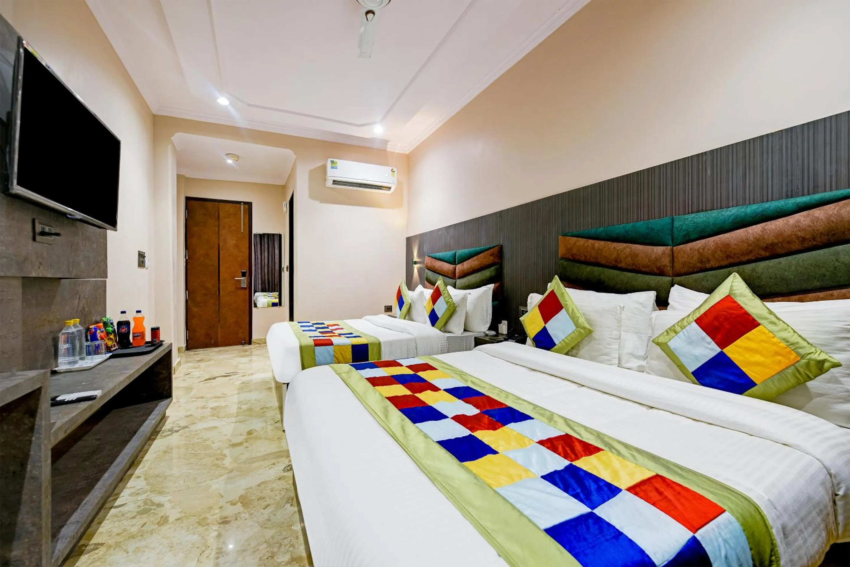 Bed in The Pearl Plaza Hotel in City Centre - Near New Delhi Railway Station