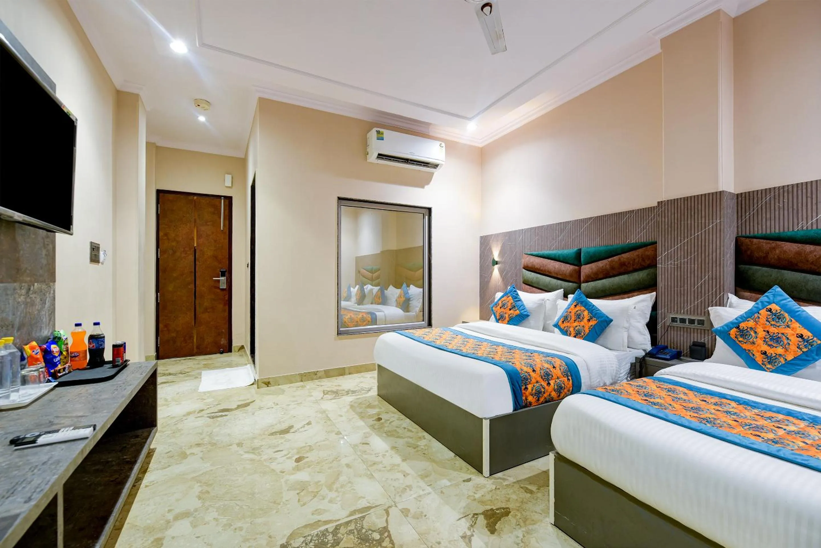 Bed in The Pearl Plaza Hotel in City Centre - Near New Delhi Railway Station