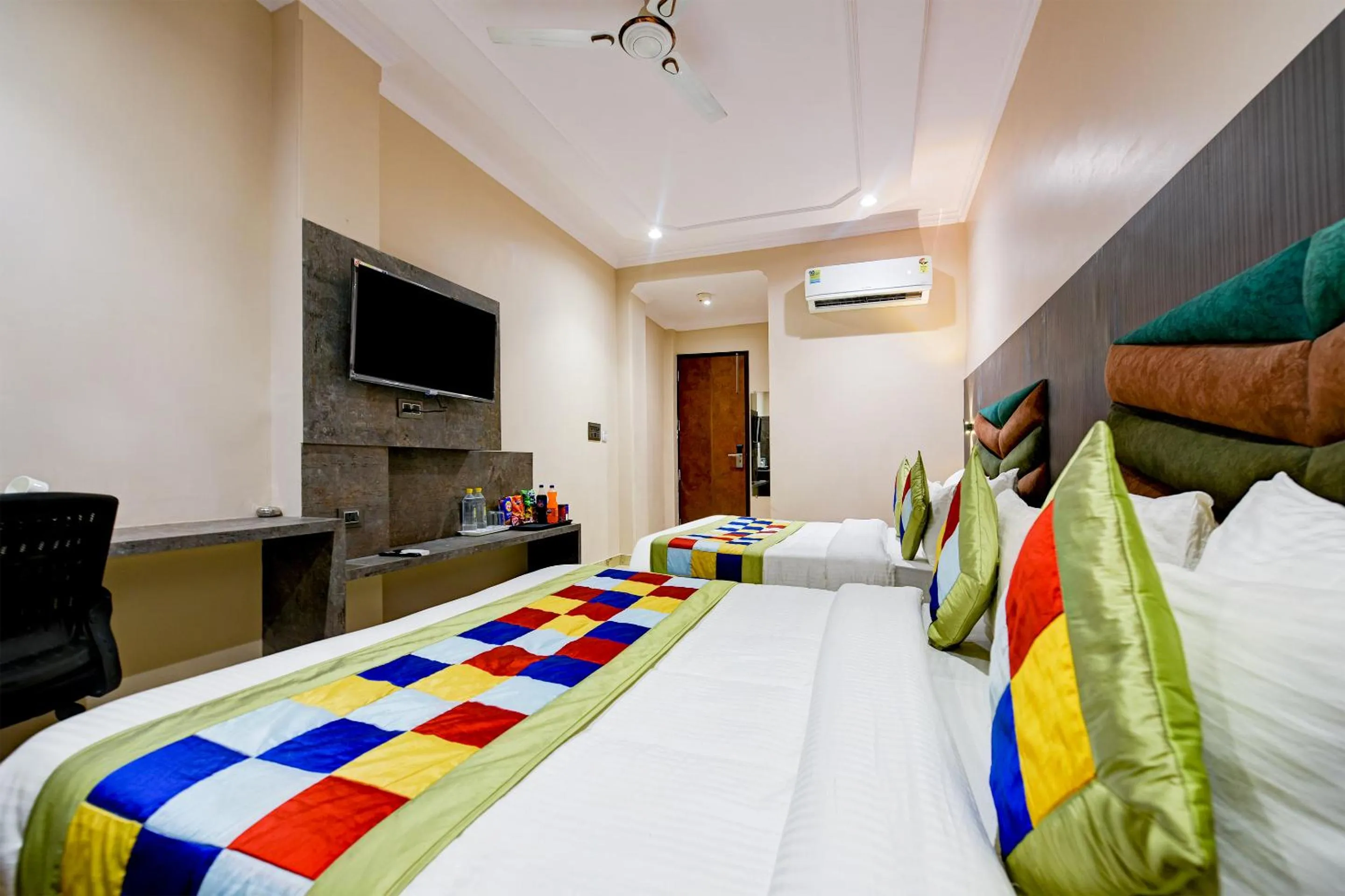 Bed in The Pearl Plaza Hotel in City Centre - Near New Delhi Railway Station