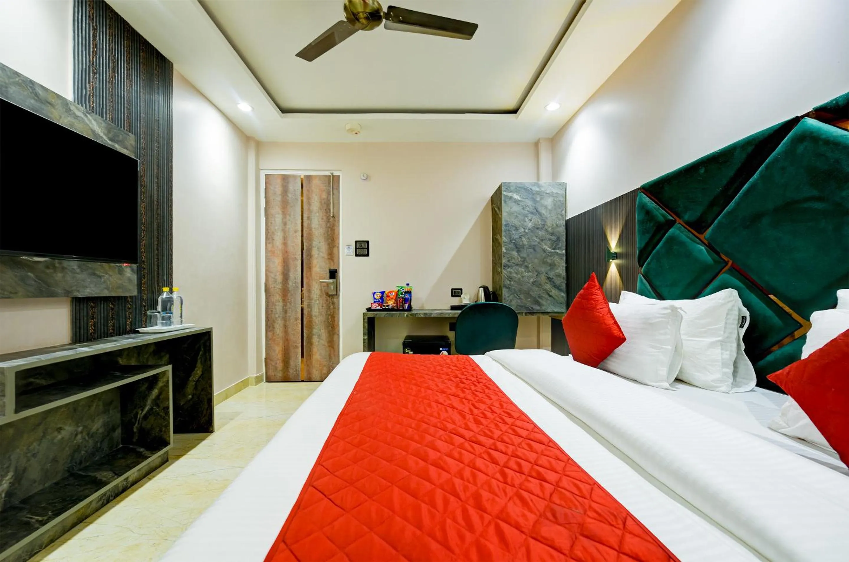 Bed in The Pearl Plaza Hotel in City Centre - Near New Delhi Railway Station