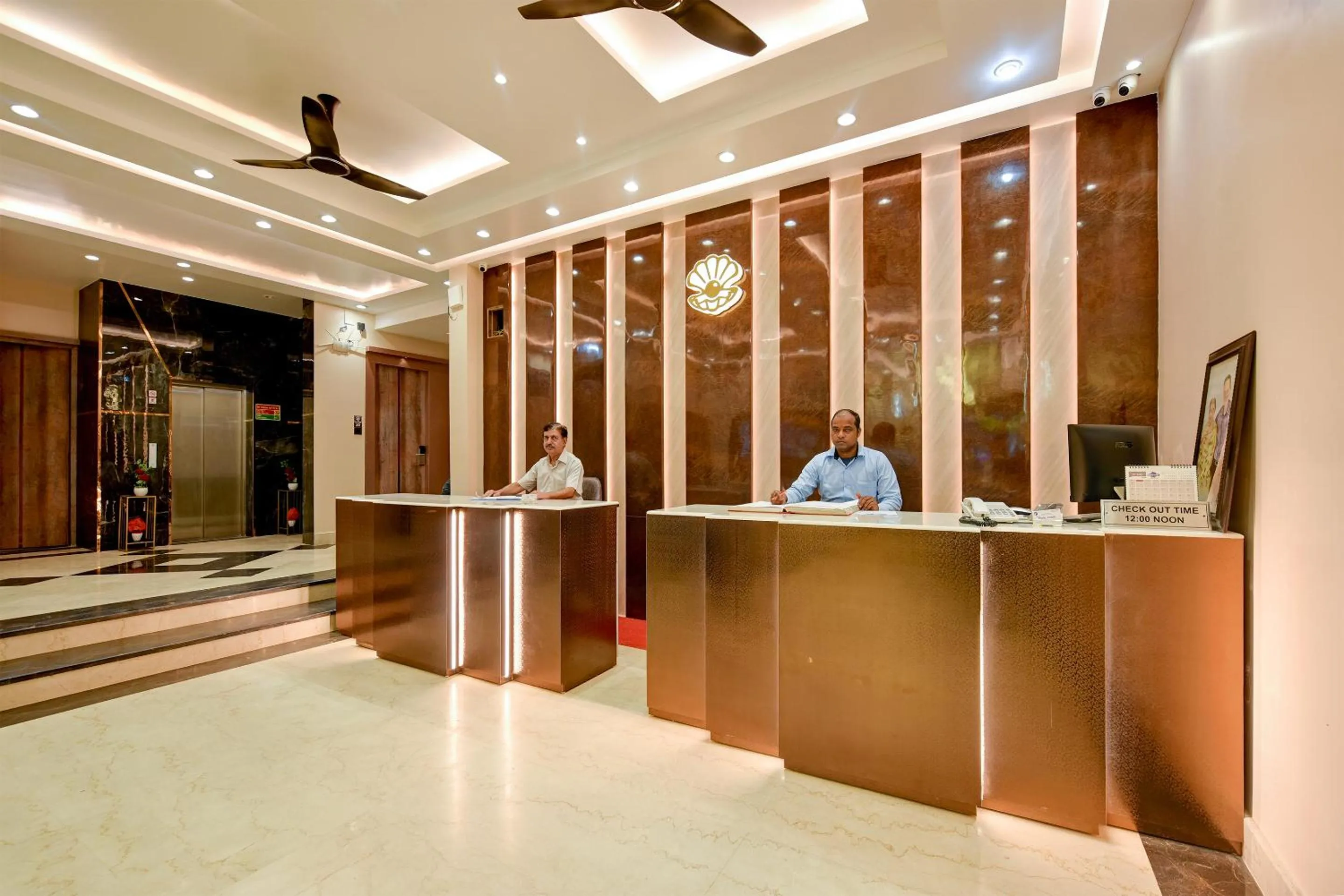 Lobby or reception in The Pearl Plaza Hotel in City Centre - Near New Delhi Railway Station
