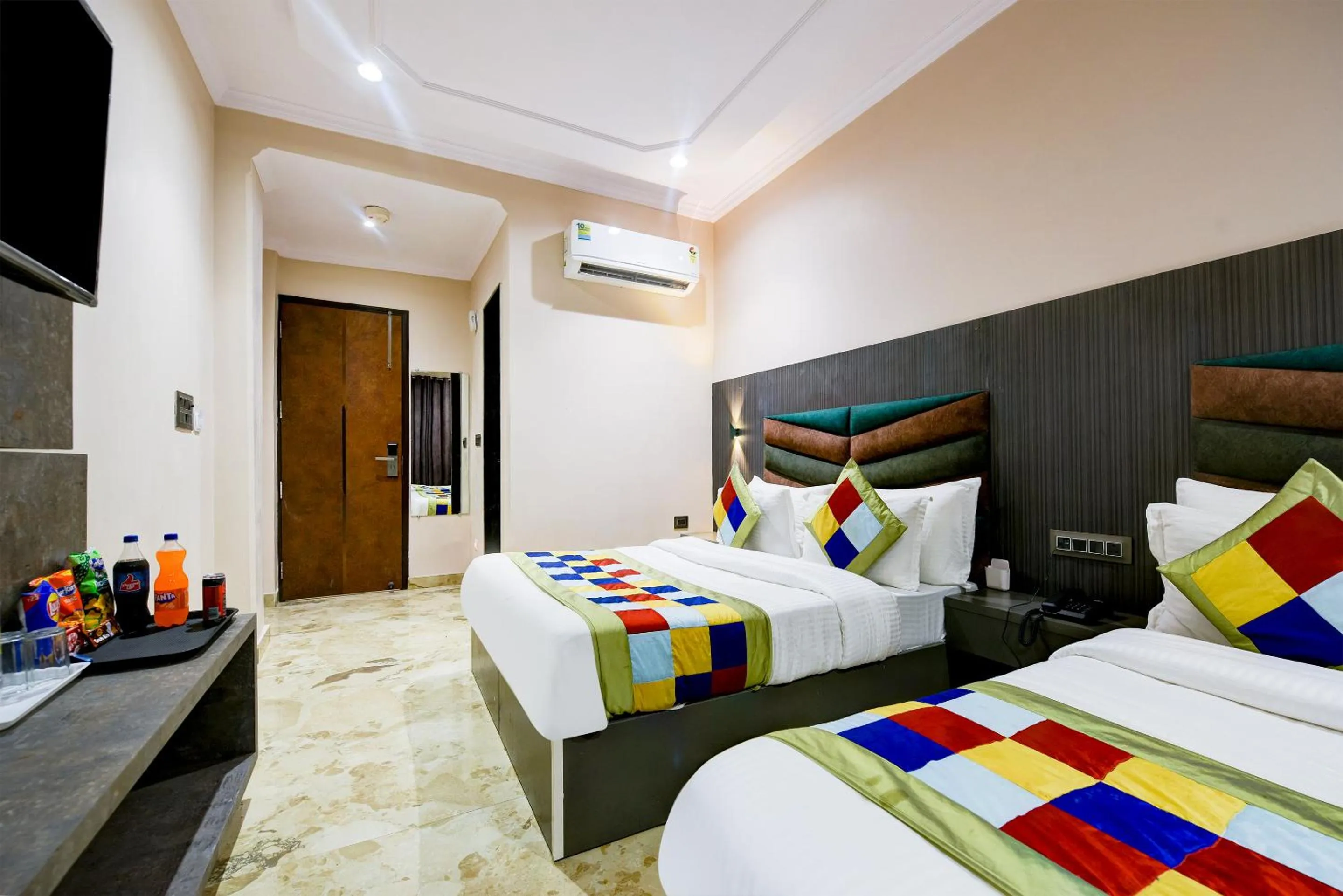 Bed in The Pearl Plaza Hotel in City Centre - Near New Delhi Railway Station