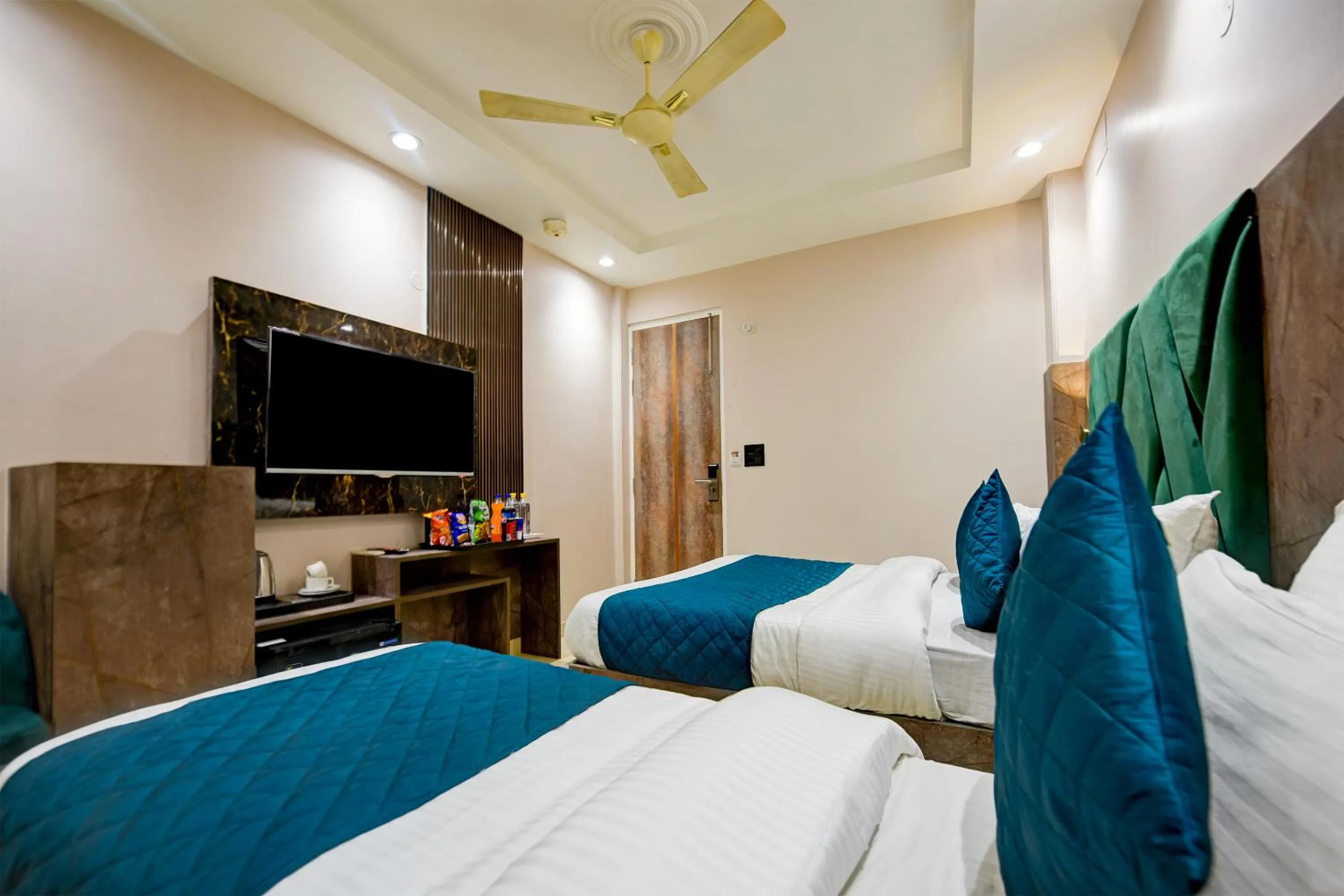 Bed in The Pearl Plaza Hotel in City Centre - Near New Delhi Railway Station