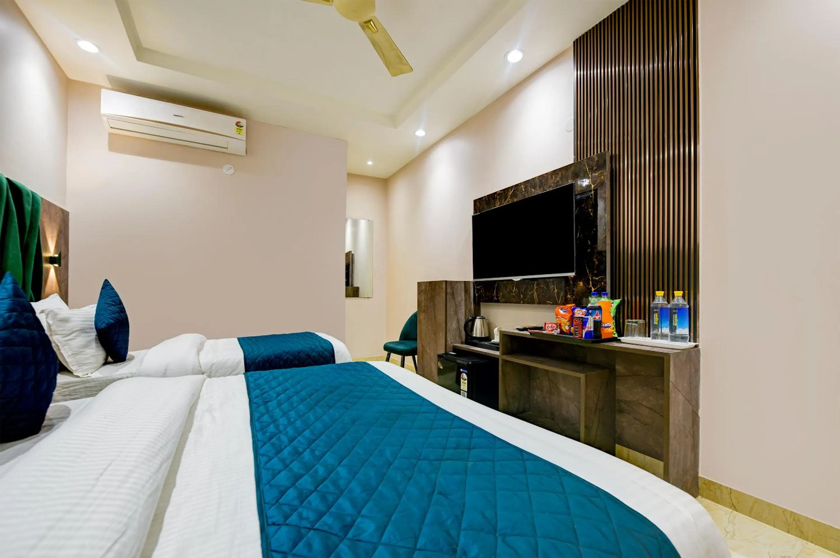 Bed in The Pearl Plaza Hotel in City Centre - Near New Delhi Railway Station