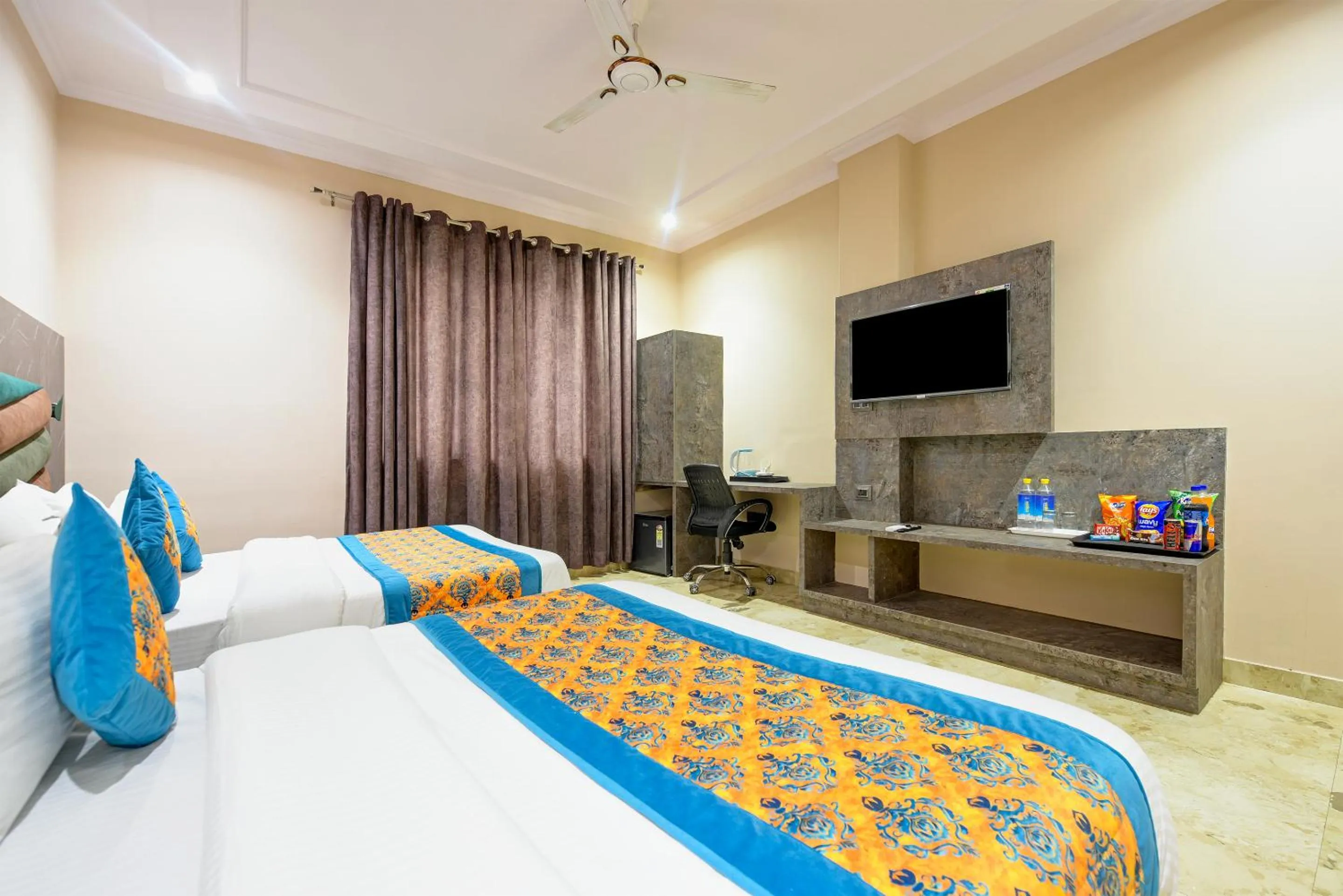 Bed in The Pearl Plaza Hotel in City Centre - Near New Delhi Railway Station