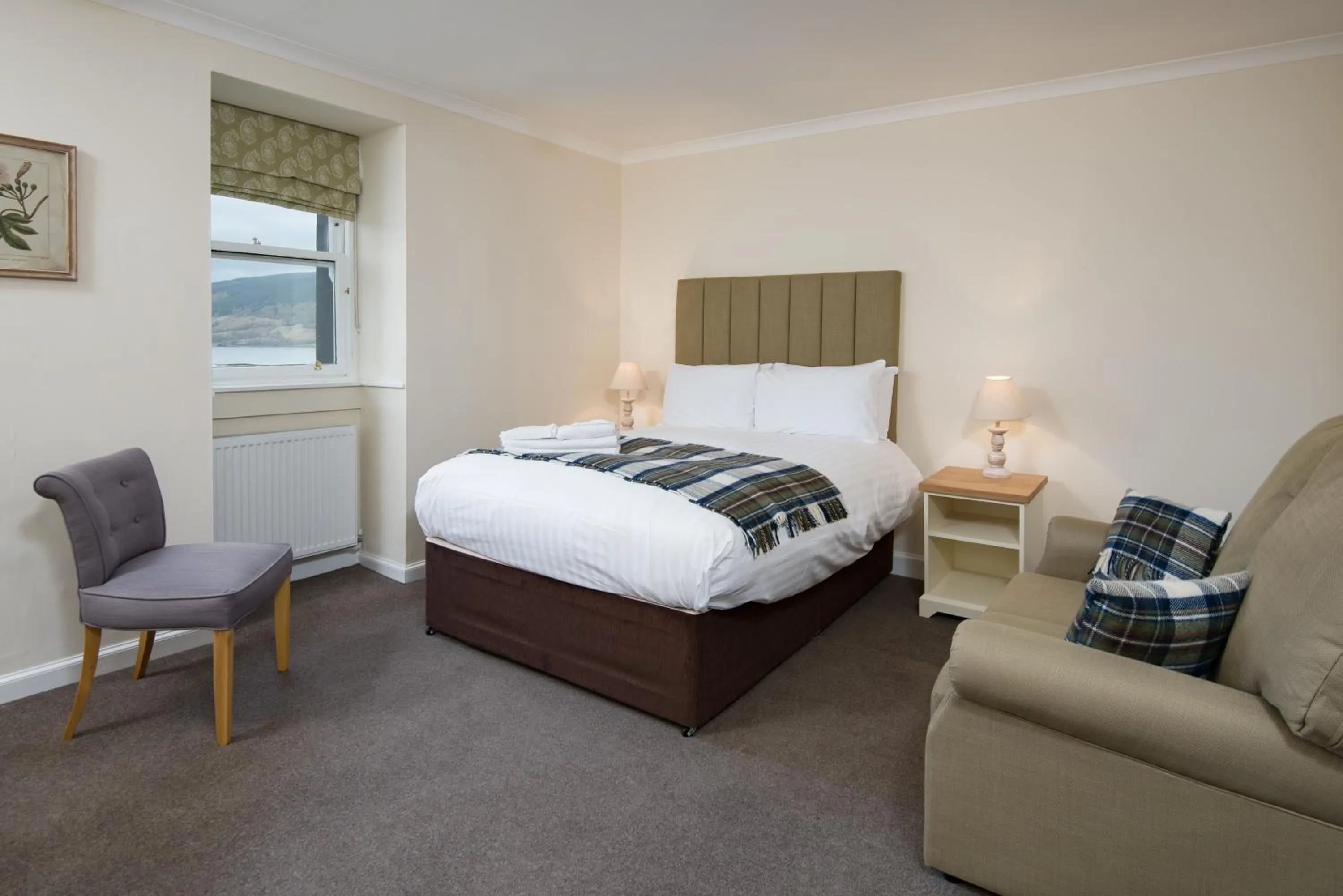 Photo of the whole room, Bed in The Inveraray Inn, BW Signature Collection