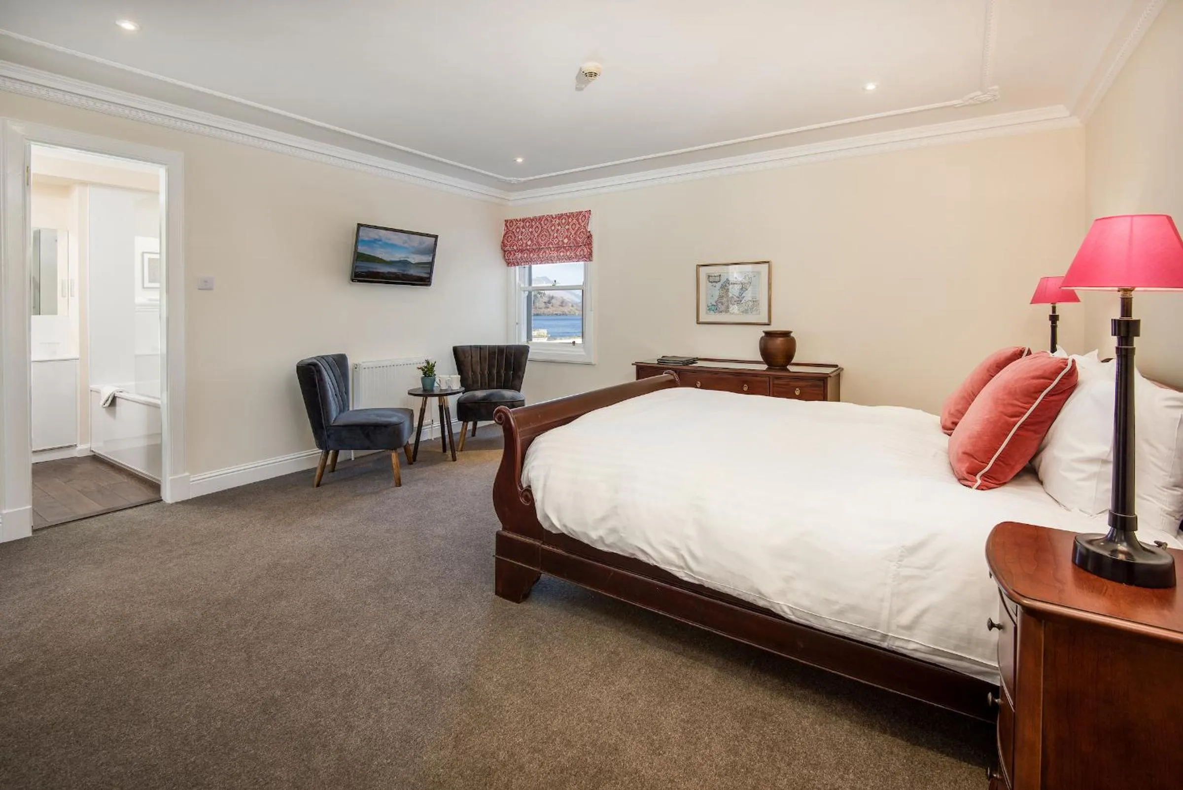 Photo of the whole room, Bed in The Inveraray Inn, BW Signature Collection