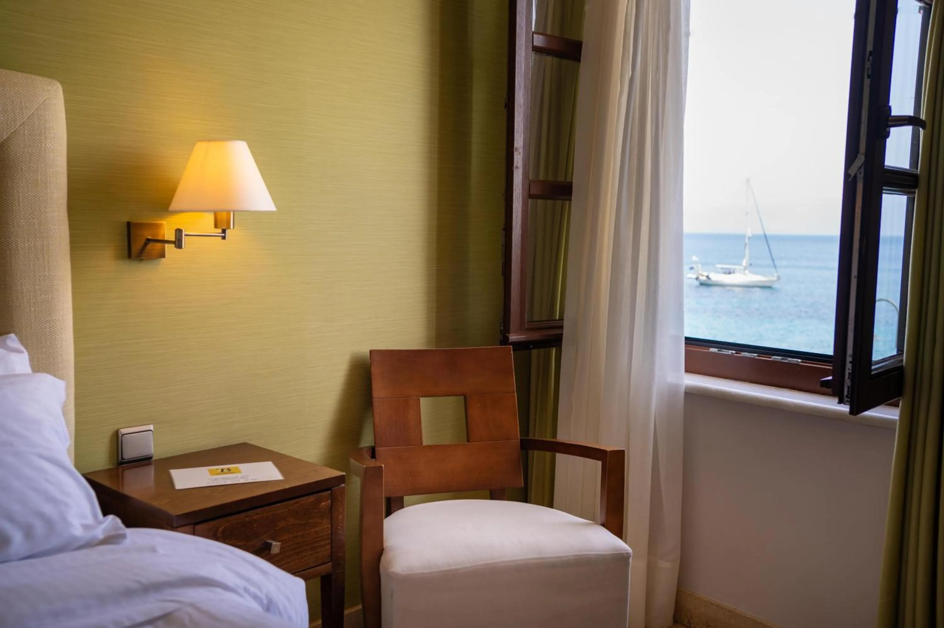 Bed in La Boheme Hotel