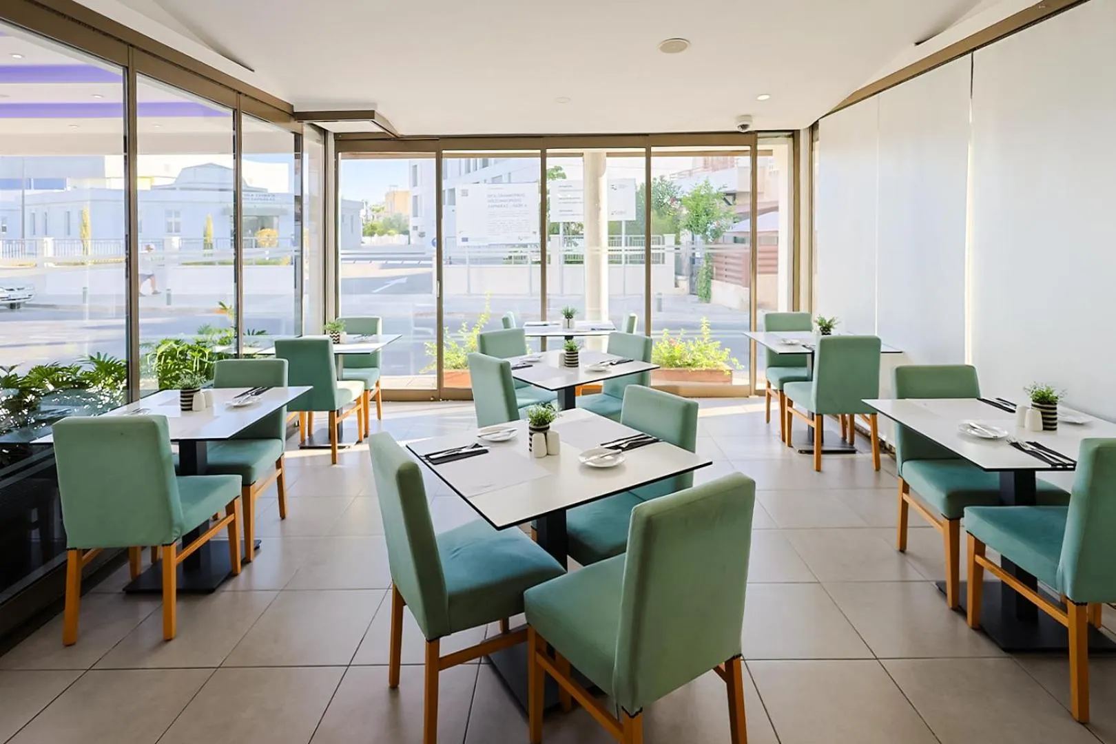 Restaurant/places to eat in Mikes Kanarium City Hotel