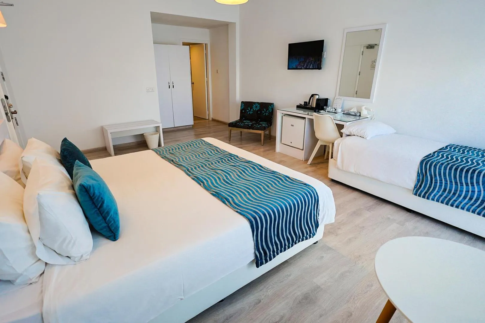 Property building, Bed in Mikes Kanarium City Hotel