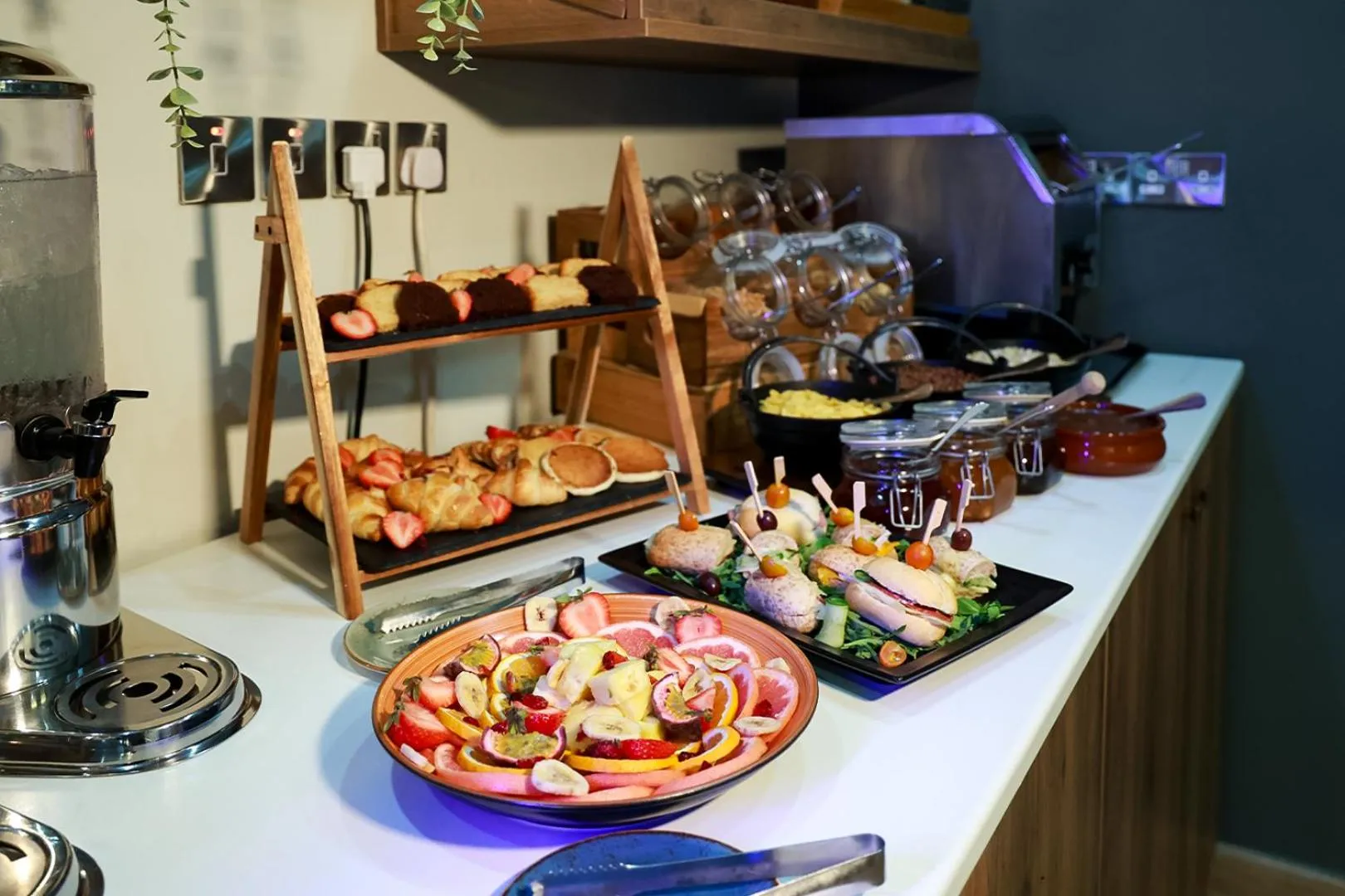 Breakfast in Mikes Kanarium City Hotel