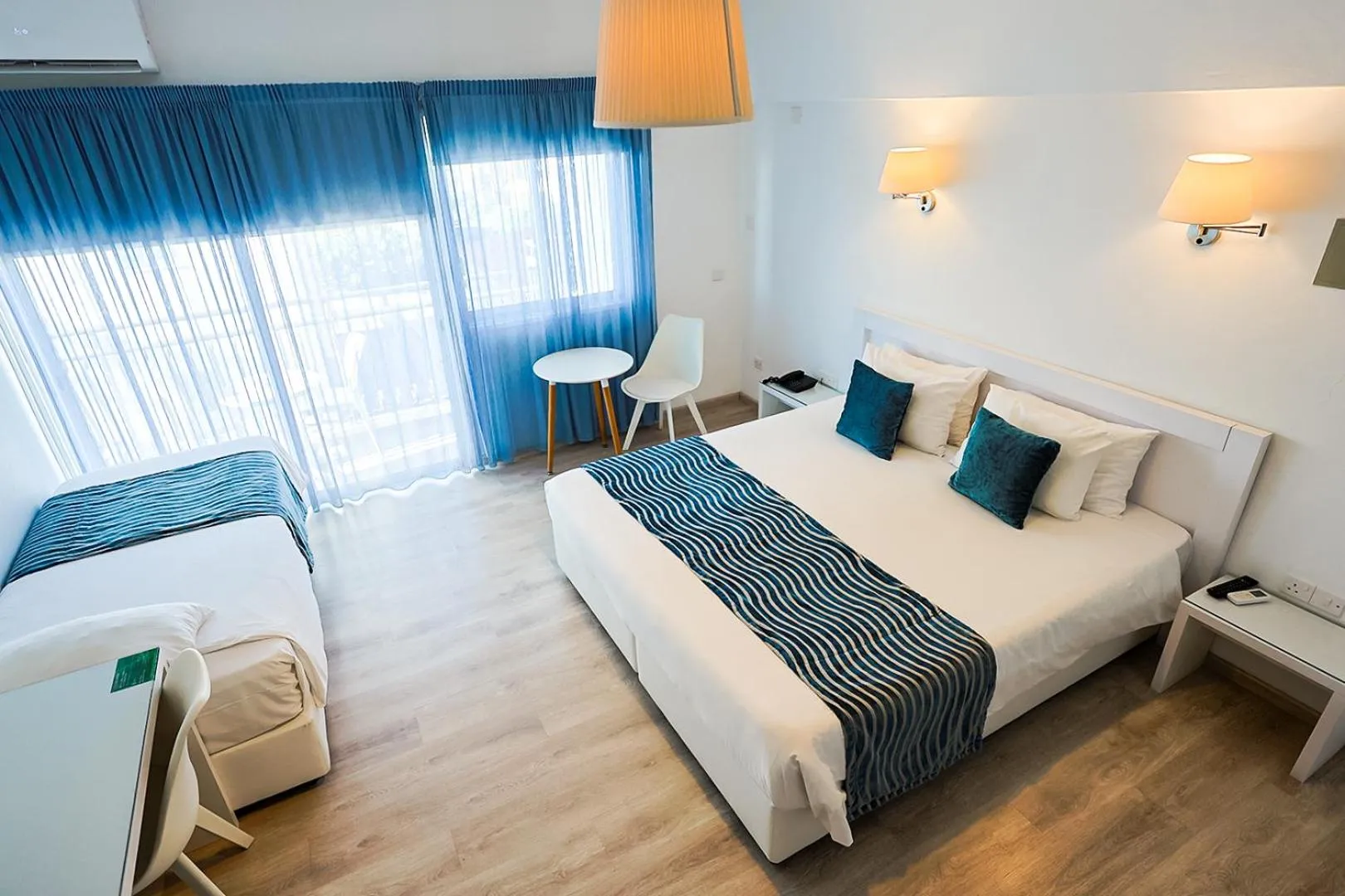 Property building, Bed in Mikes Kanarium City Hotel