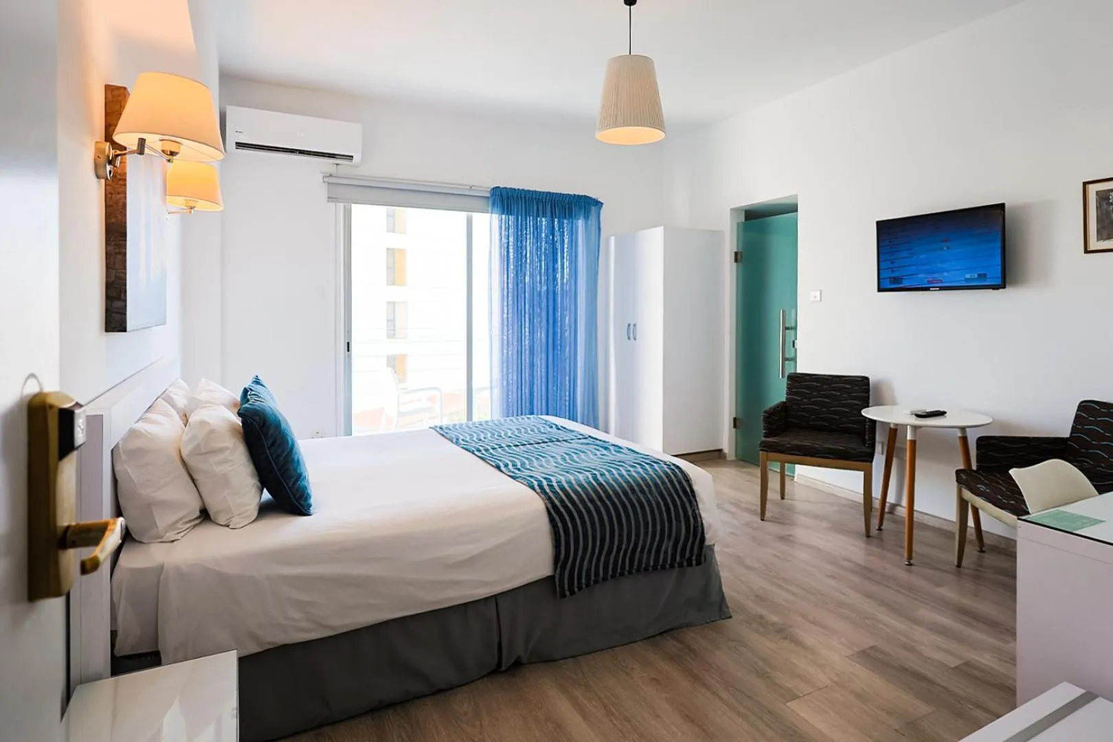 Property building, Bed in Mikes Kanarium City Hotel