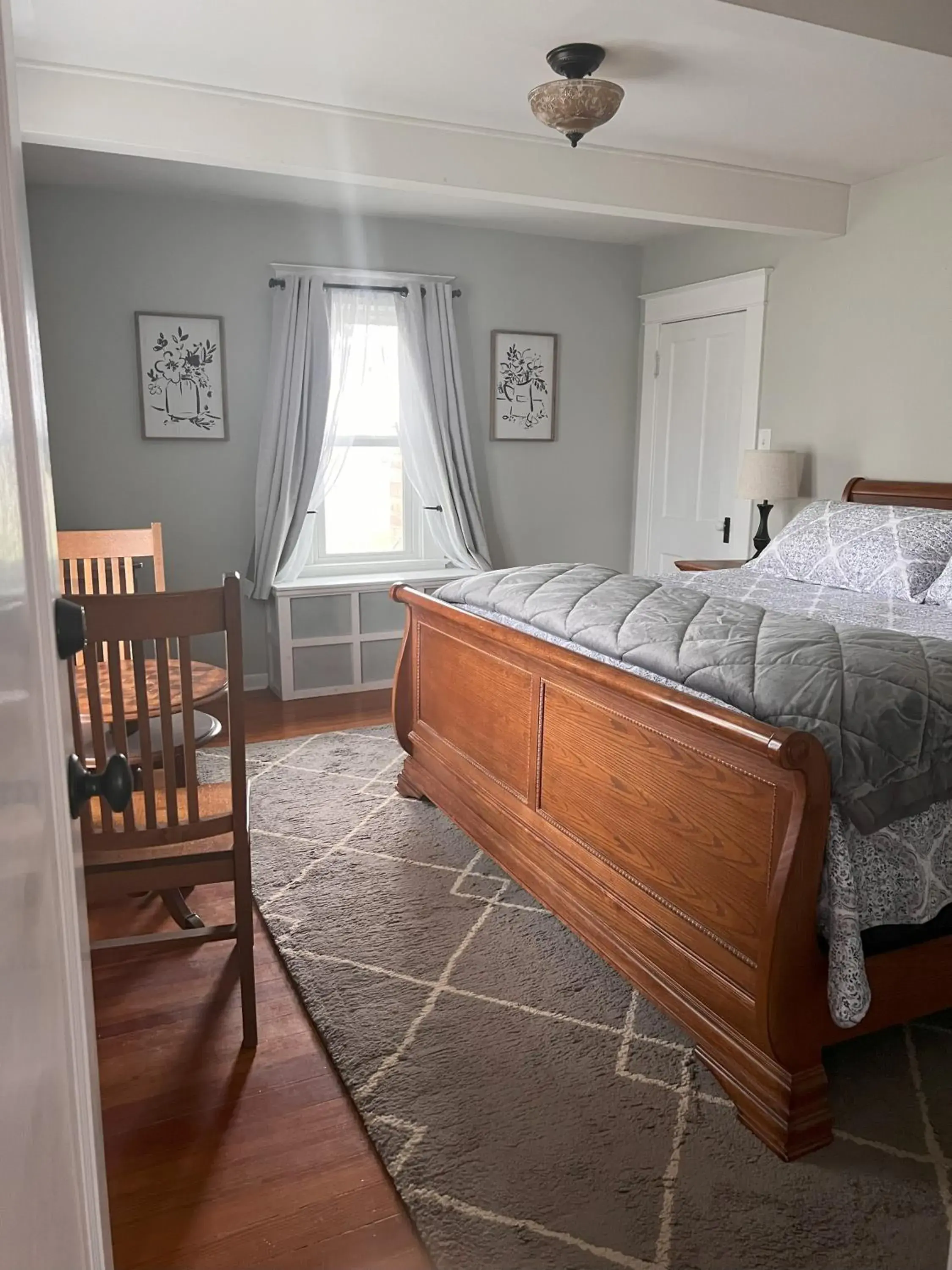 Deluxe King Room in Hudson House Bed and Breakfast Deluxe King Room in Hudson House Bed and Breakfast