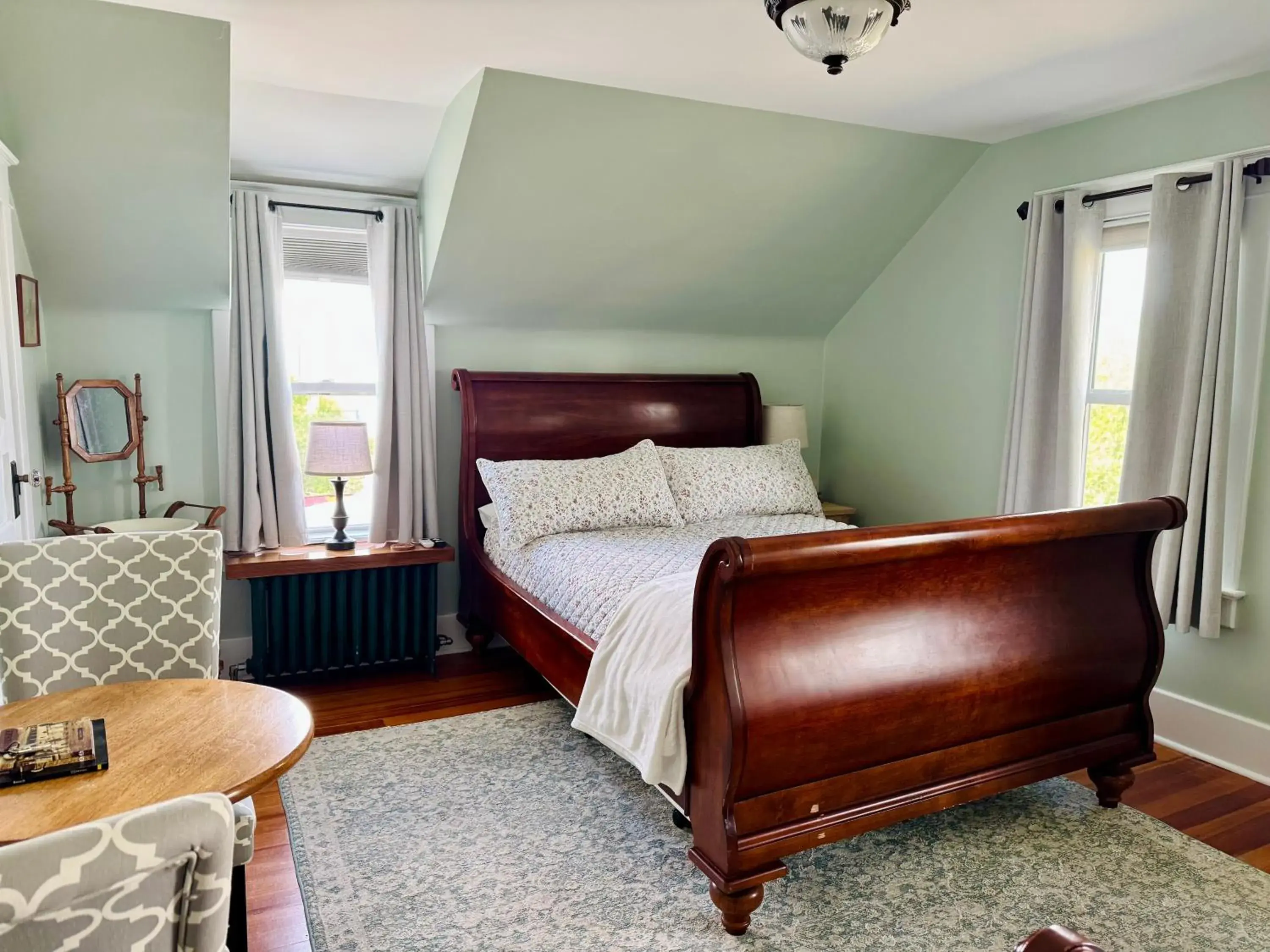 Deluxe Double Room with Bath in Hudson House Bed and Breakfast Deluxe Double Room with Bath in Hudson House Bed and Breakfast