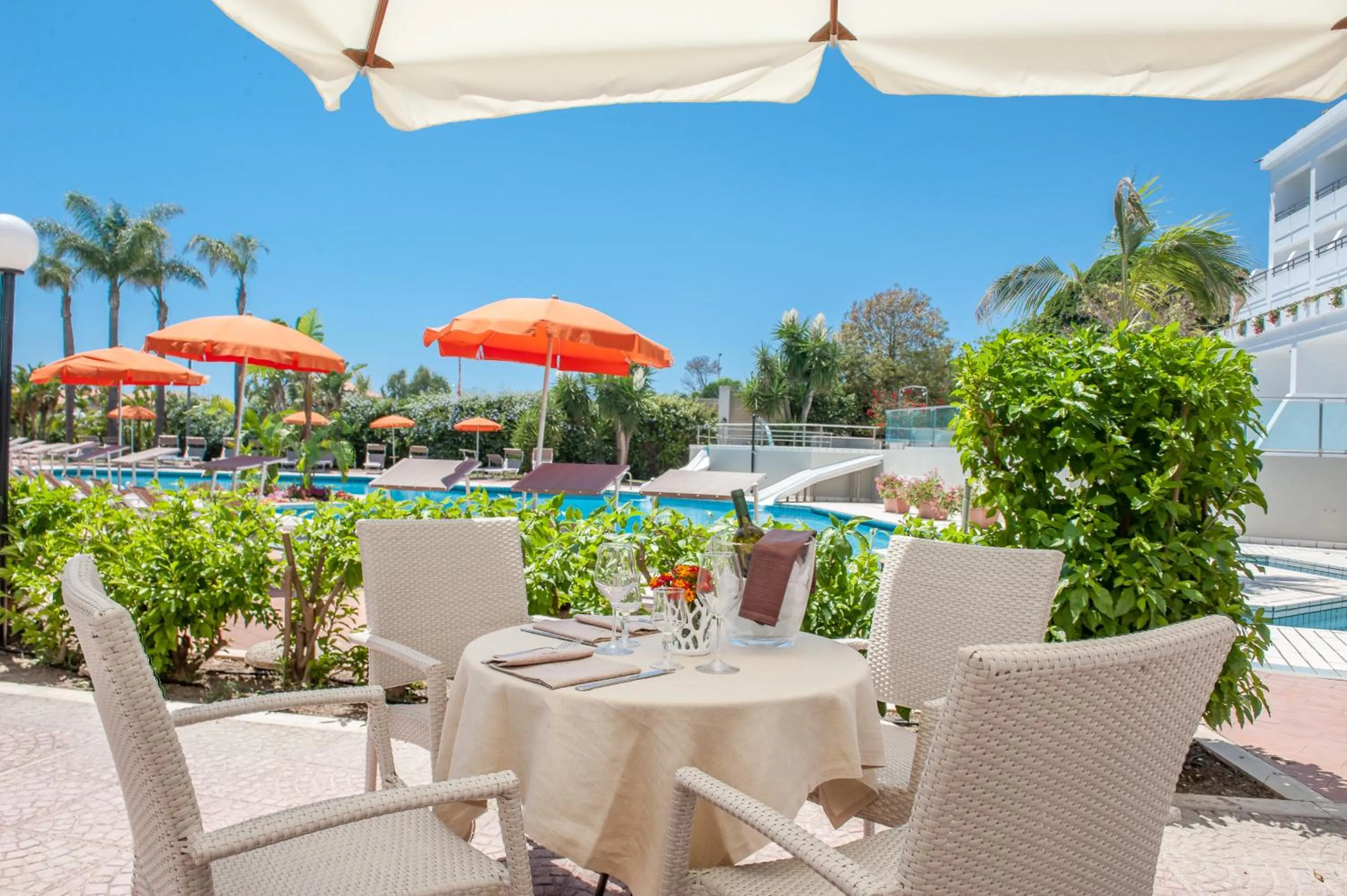 Restaurant/places to eat in Acacia Marina