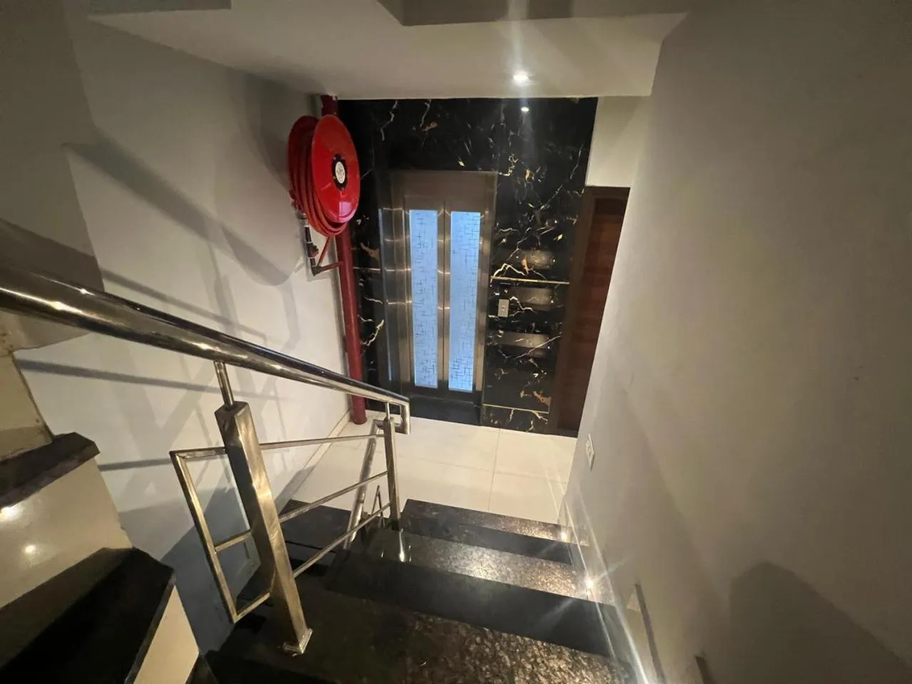 elevator in Narison by Divud Ecom