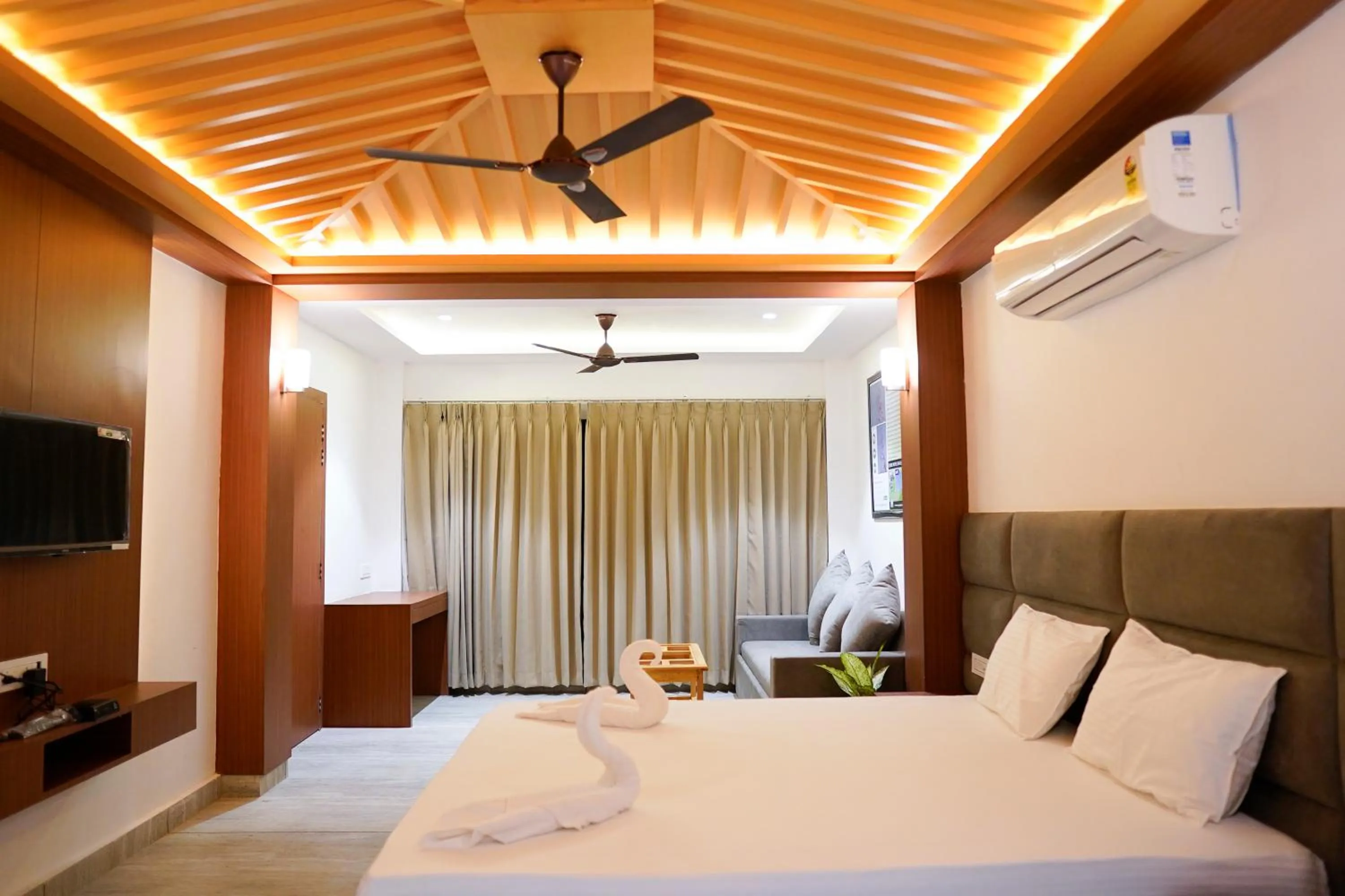 Bed in Aranya Jungle Resorts