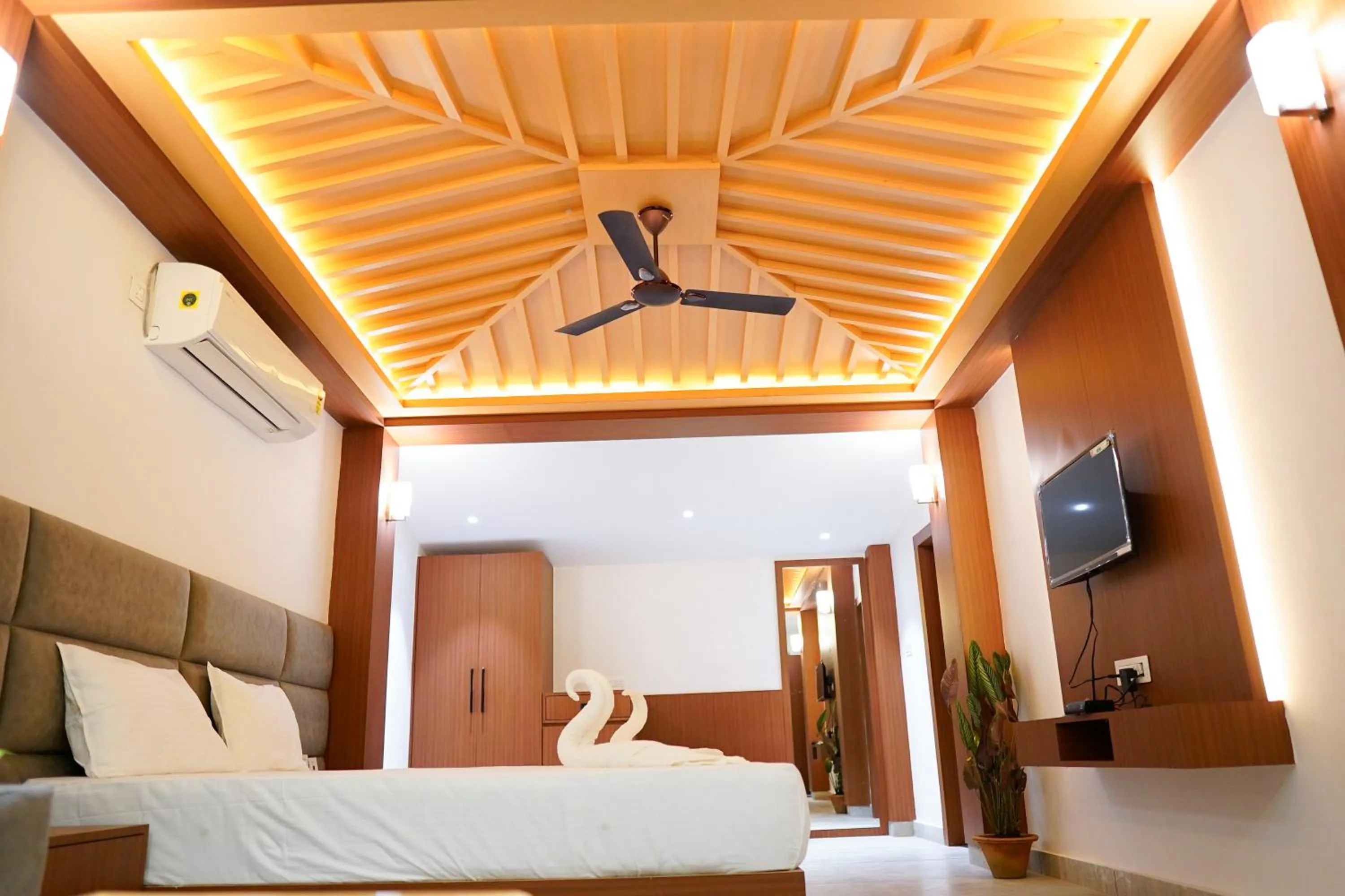 Bed in Aranya Jungle Resorts