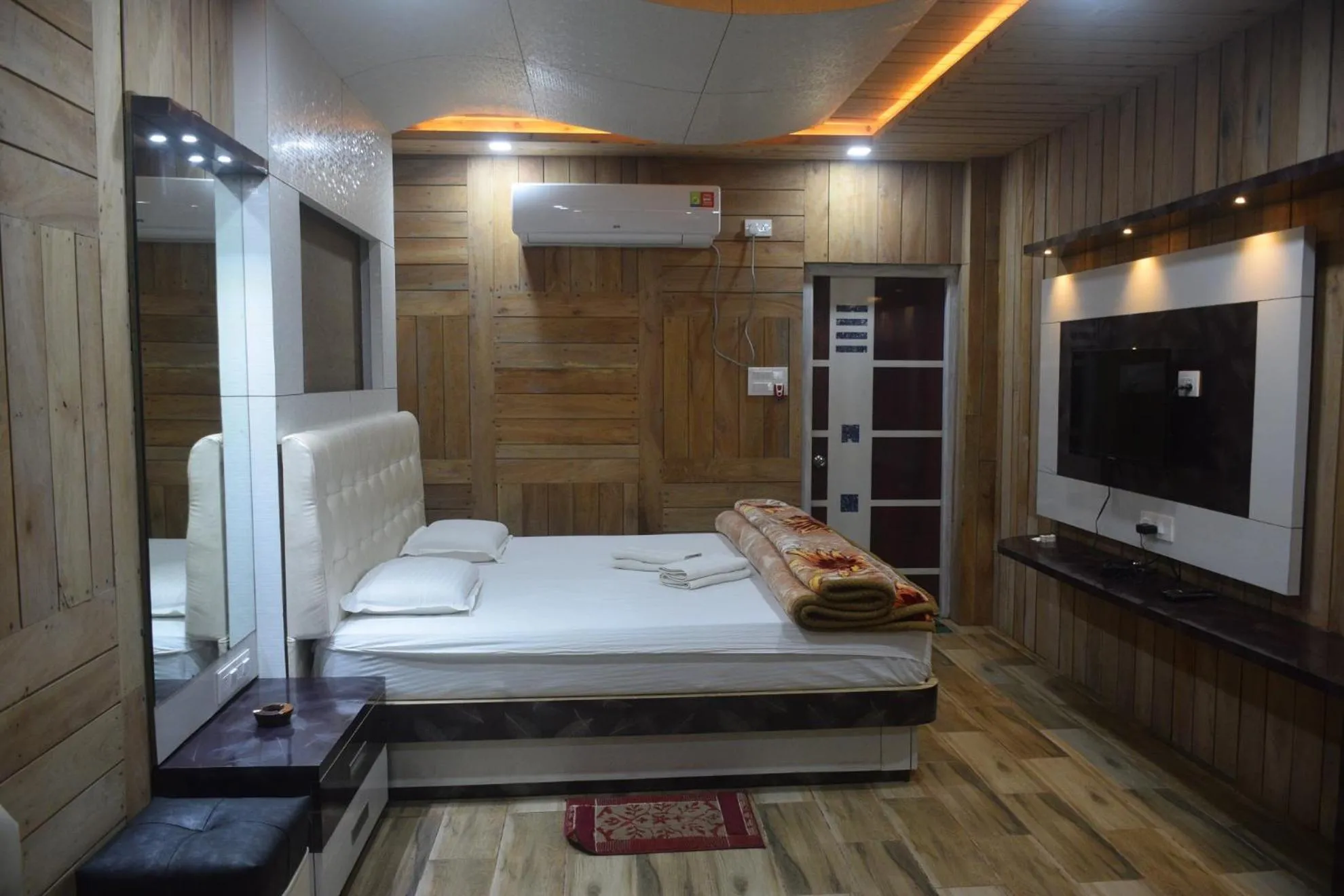 Bedroom, Bed in Aranya Jungle Resorts