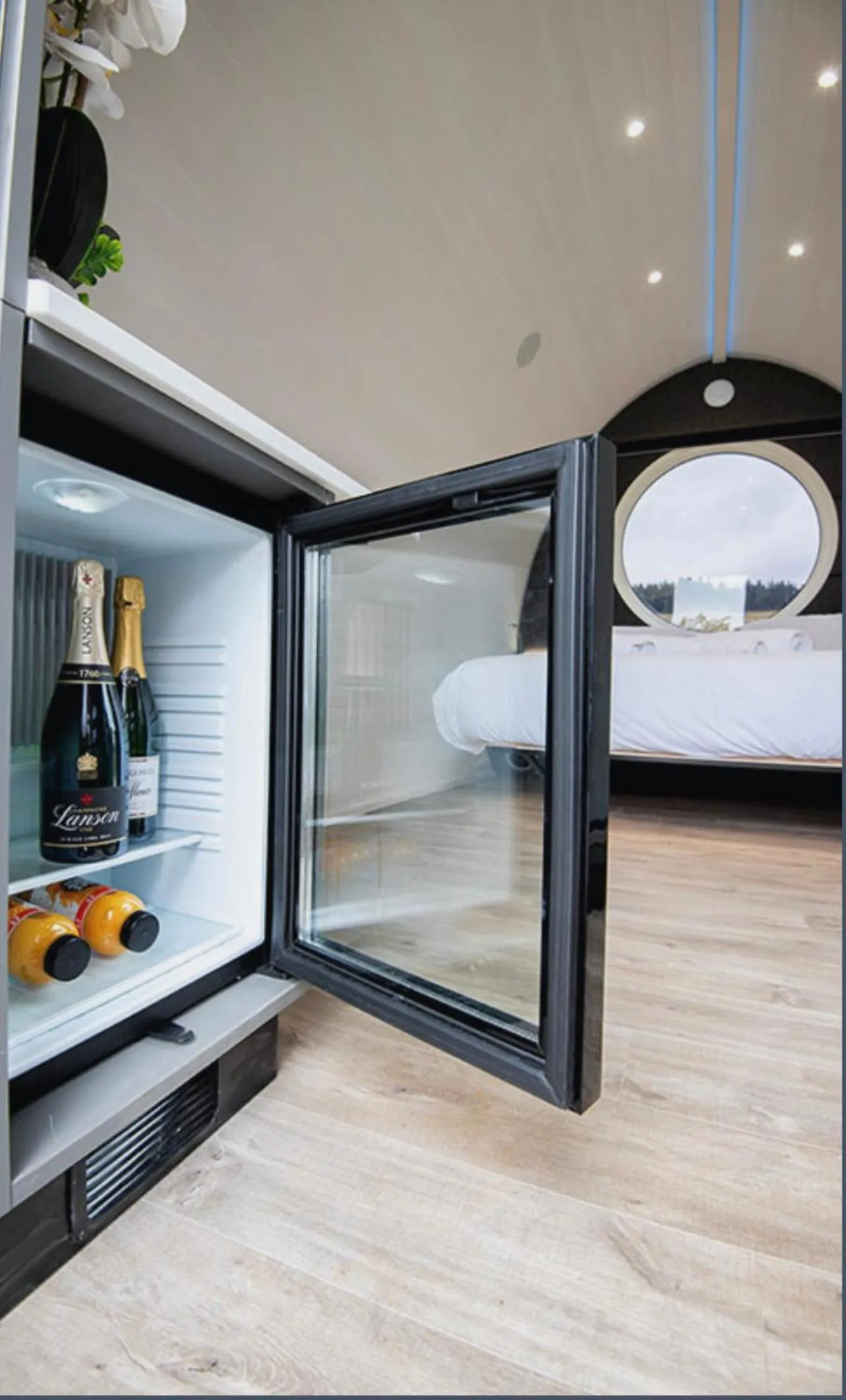 Property building, Bed in Marshall Meadows Manor House