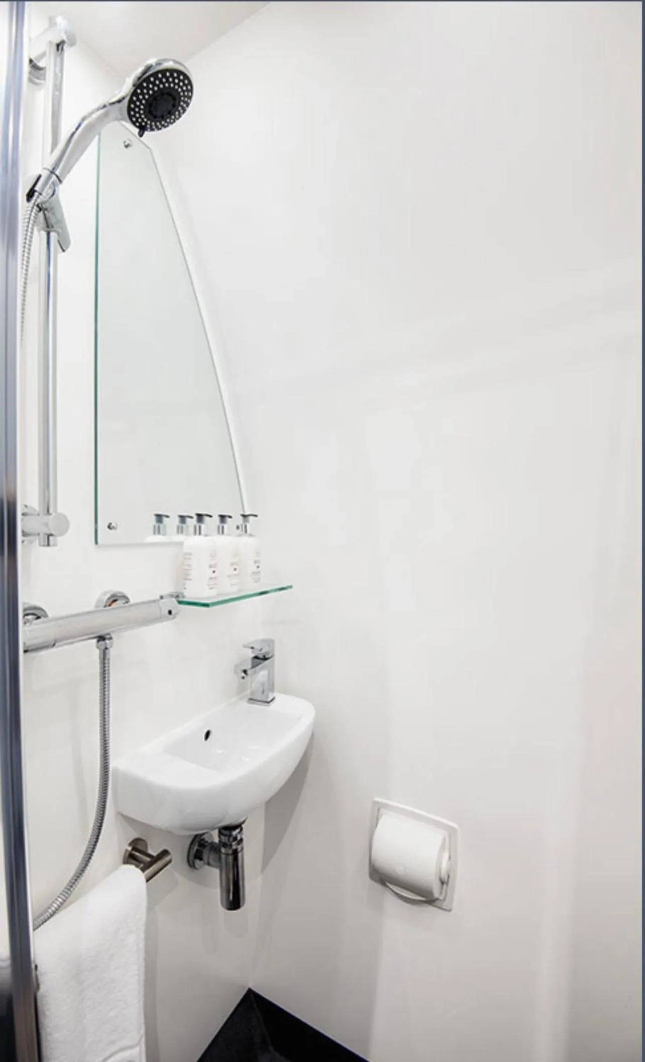 Shower in Marshall Meadows Manor House