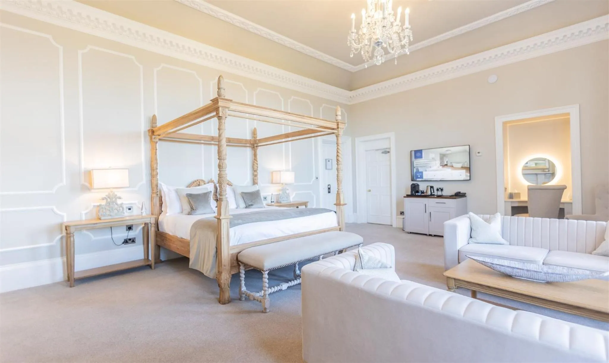 Photo of the whole room, Bed in Marshall Meadows Manor House