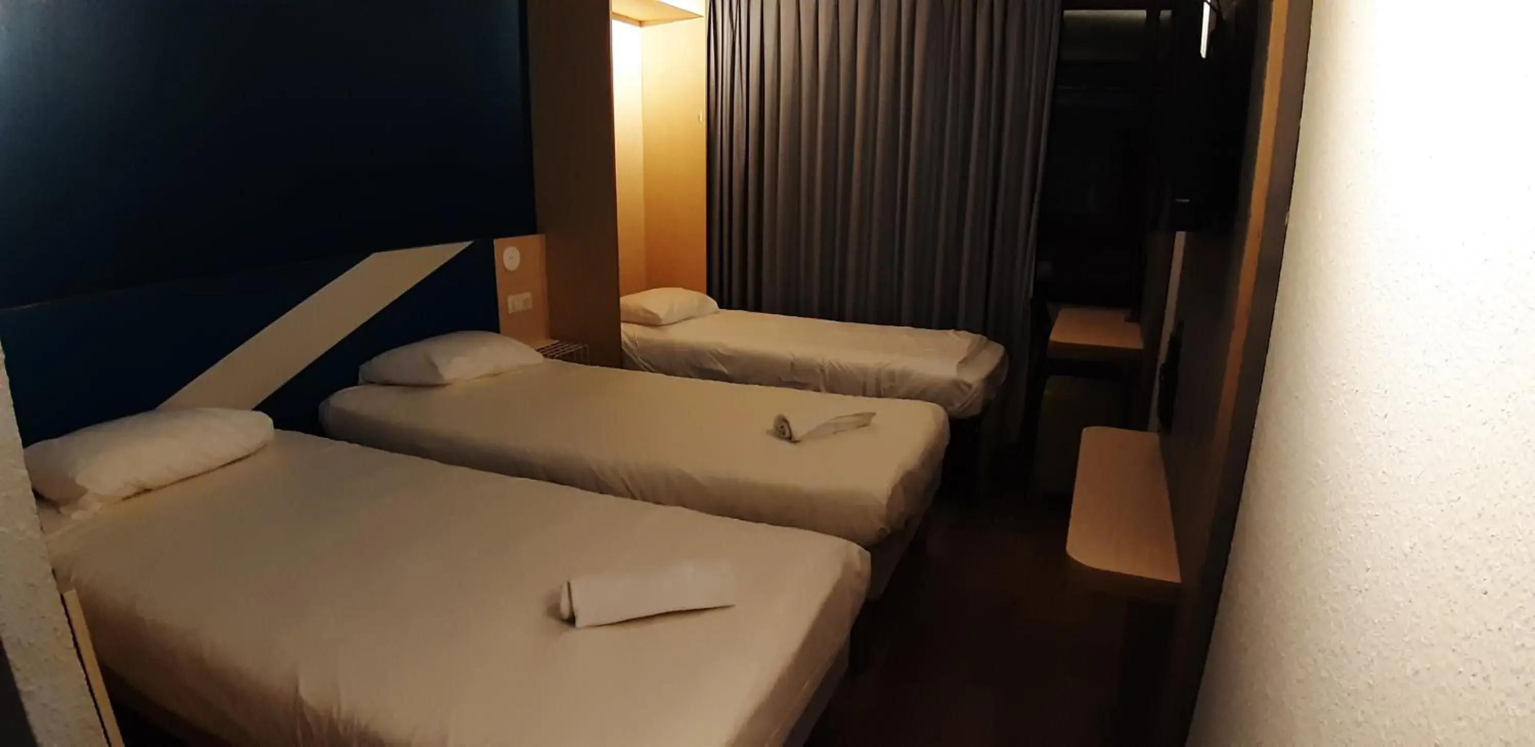 Bedroom, Bed in ibis budget Avignon Centre Bedroom, Bed in ibis budget Avignon Centre