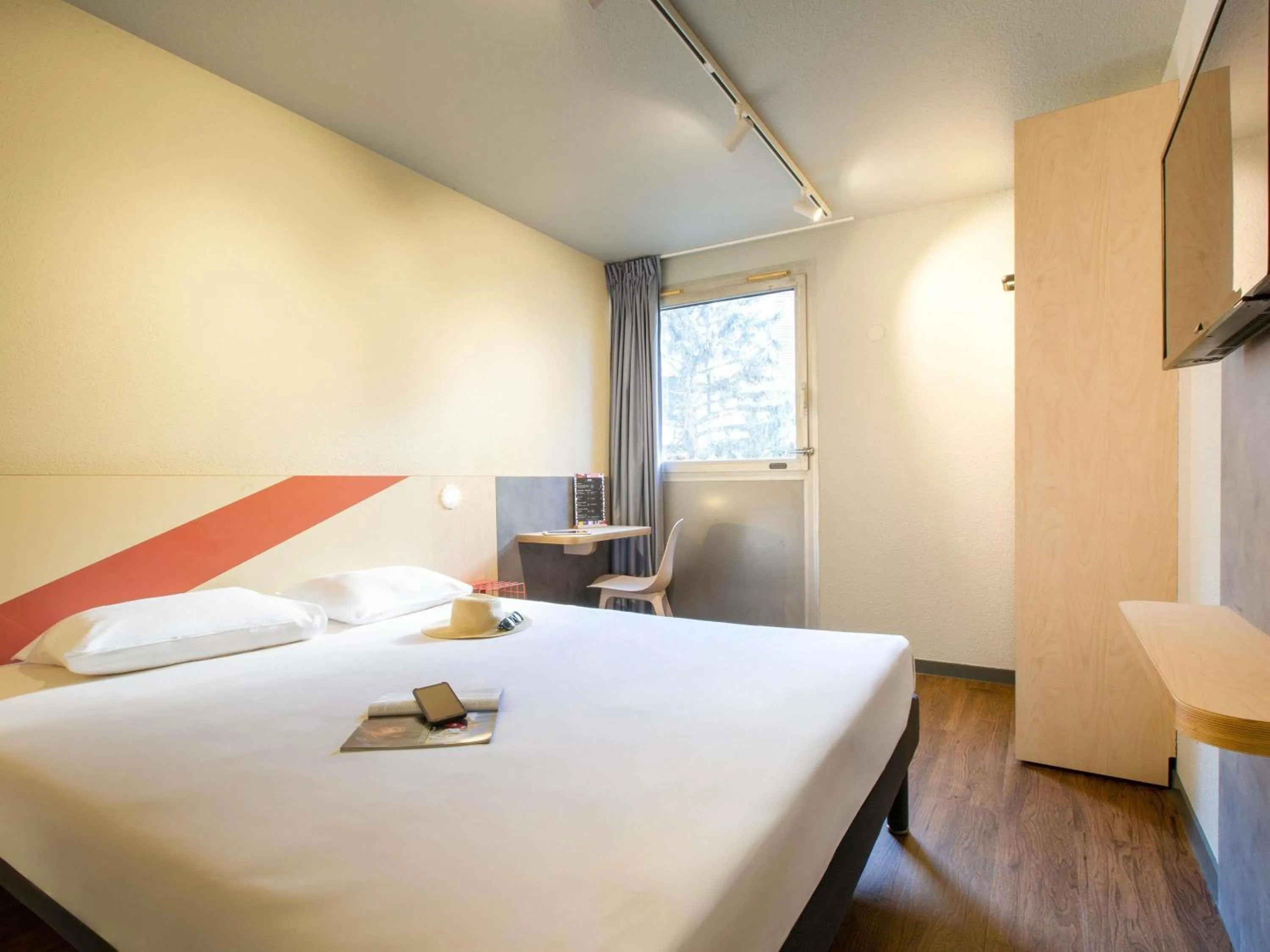 Bedroom, Bed in ibis budget Avignon Centre