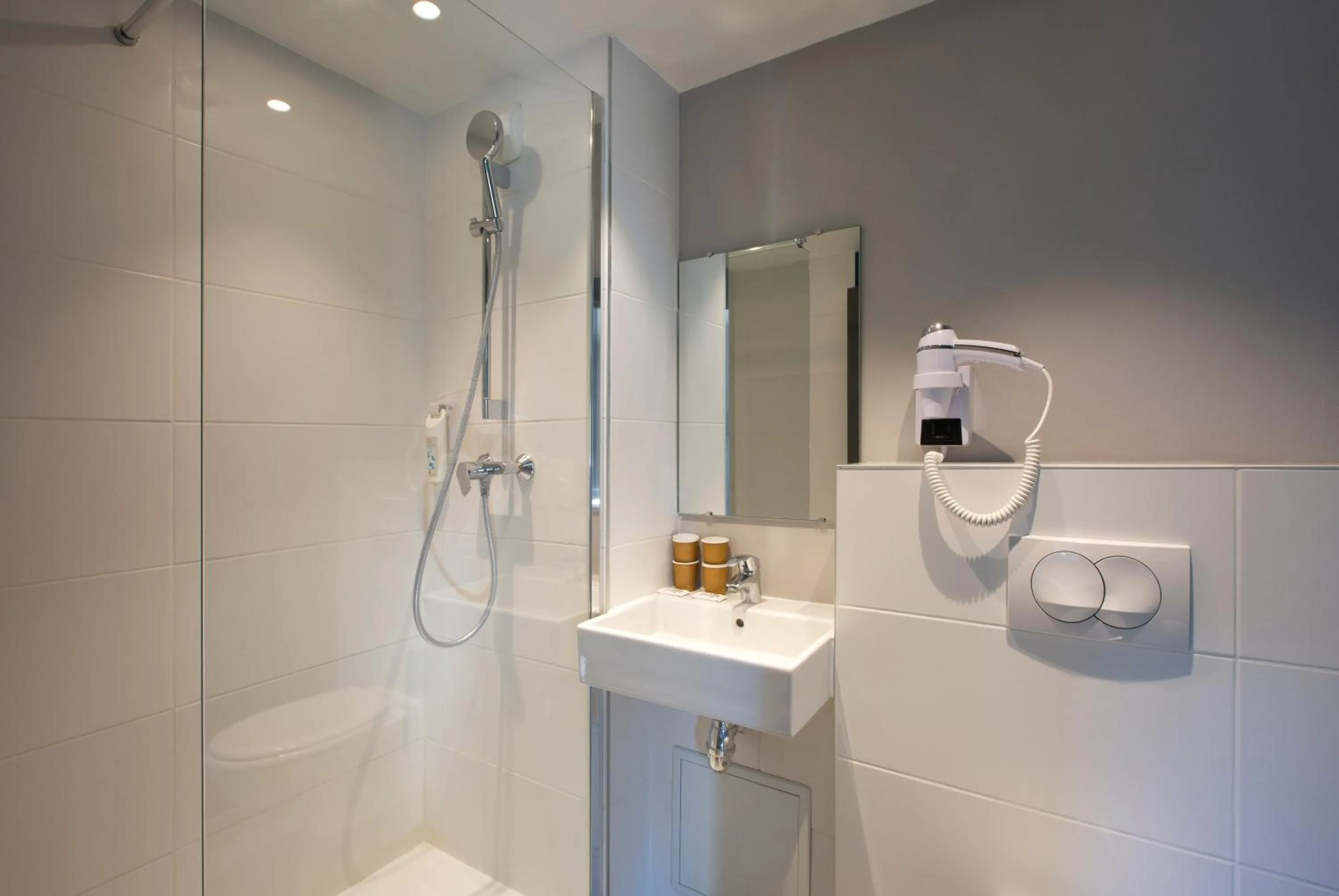 Shower in ibis budget Avignon Centre