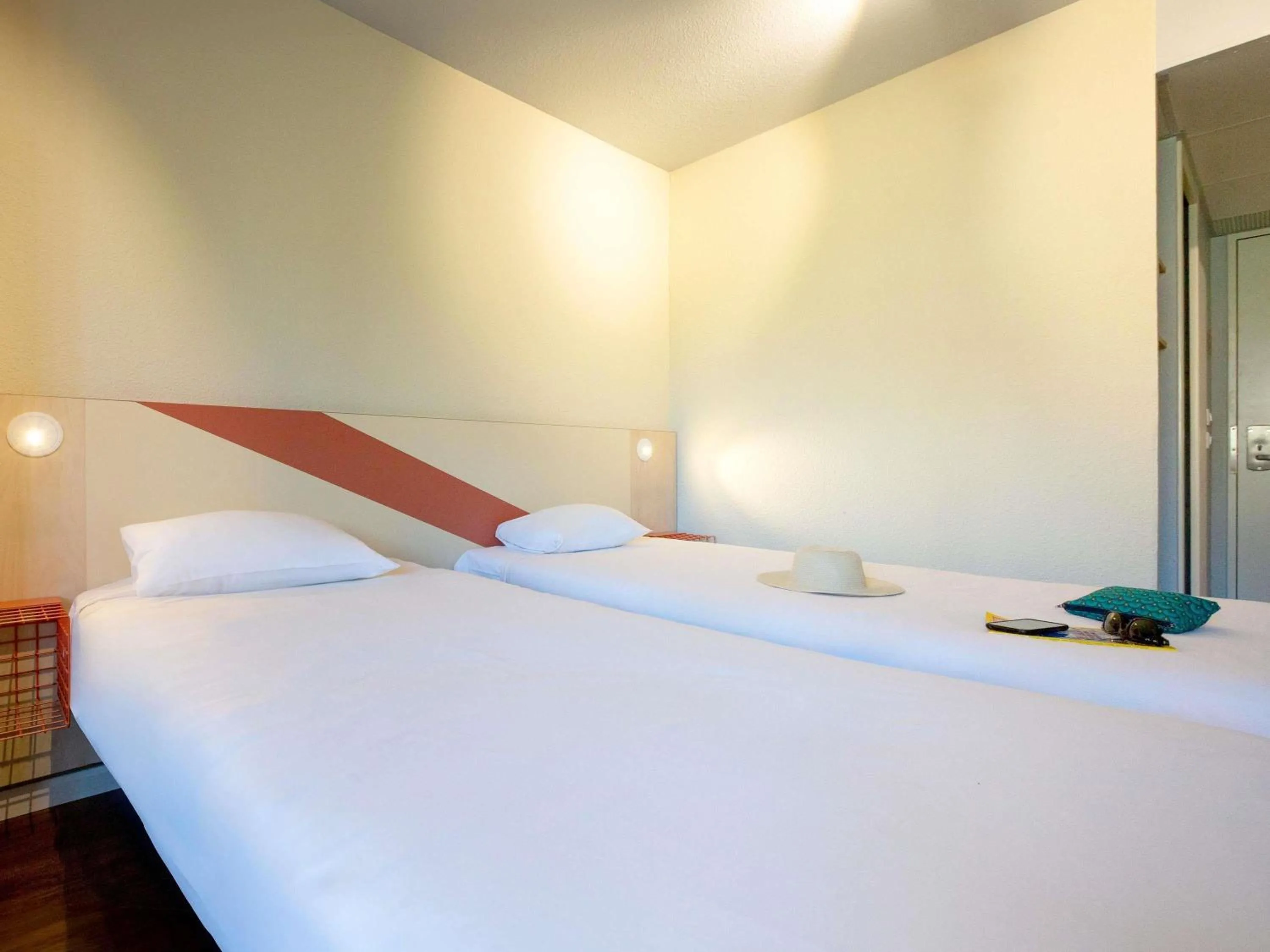 Bedroom, Bed in ibis budget Avignon Centre