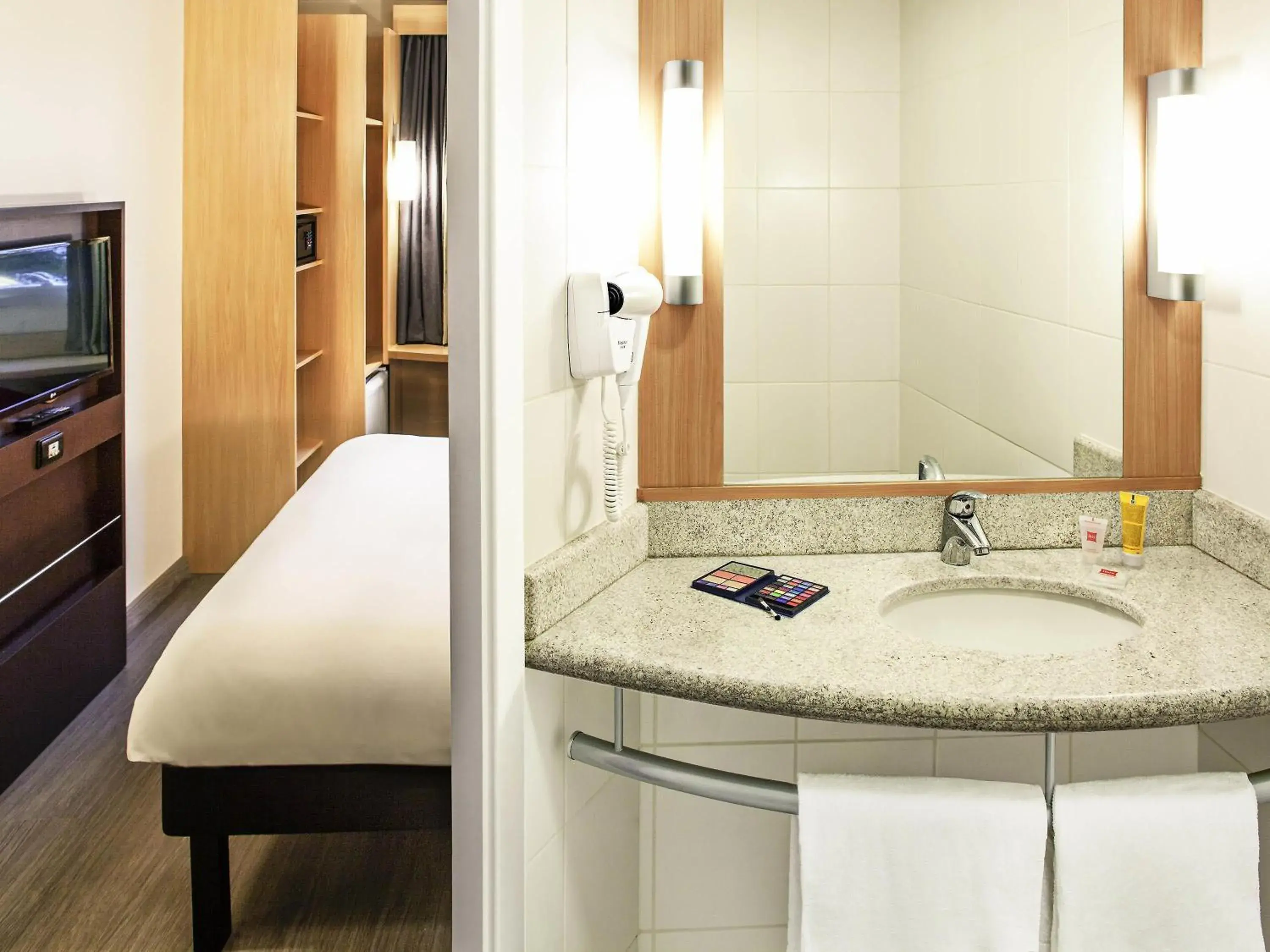 Bedroom in ibis Rio de Janeiro Parque Olimpico Bedroom in ibis Rio de Janeiro Parque Olimpico