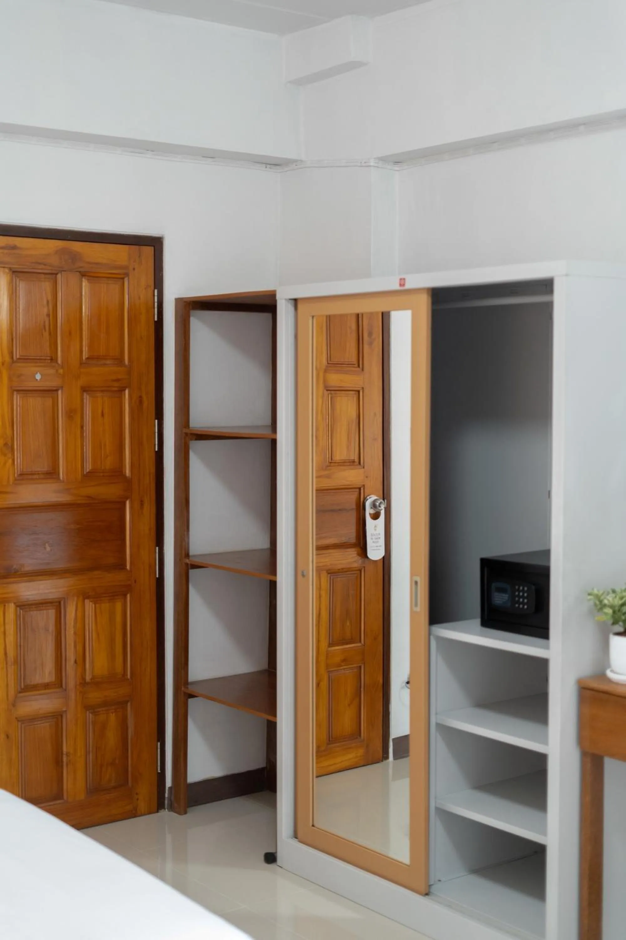 wardrobe in Nicha Residence Hotel