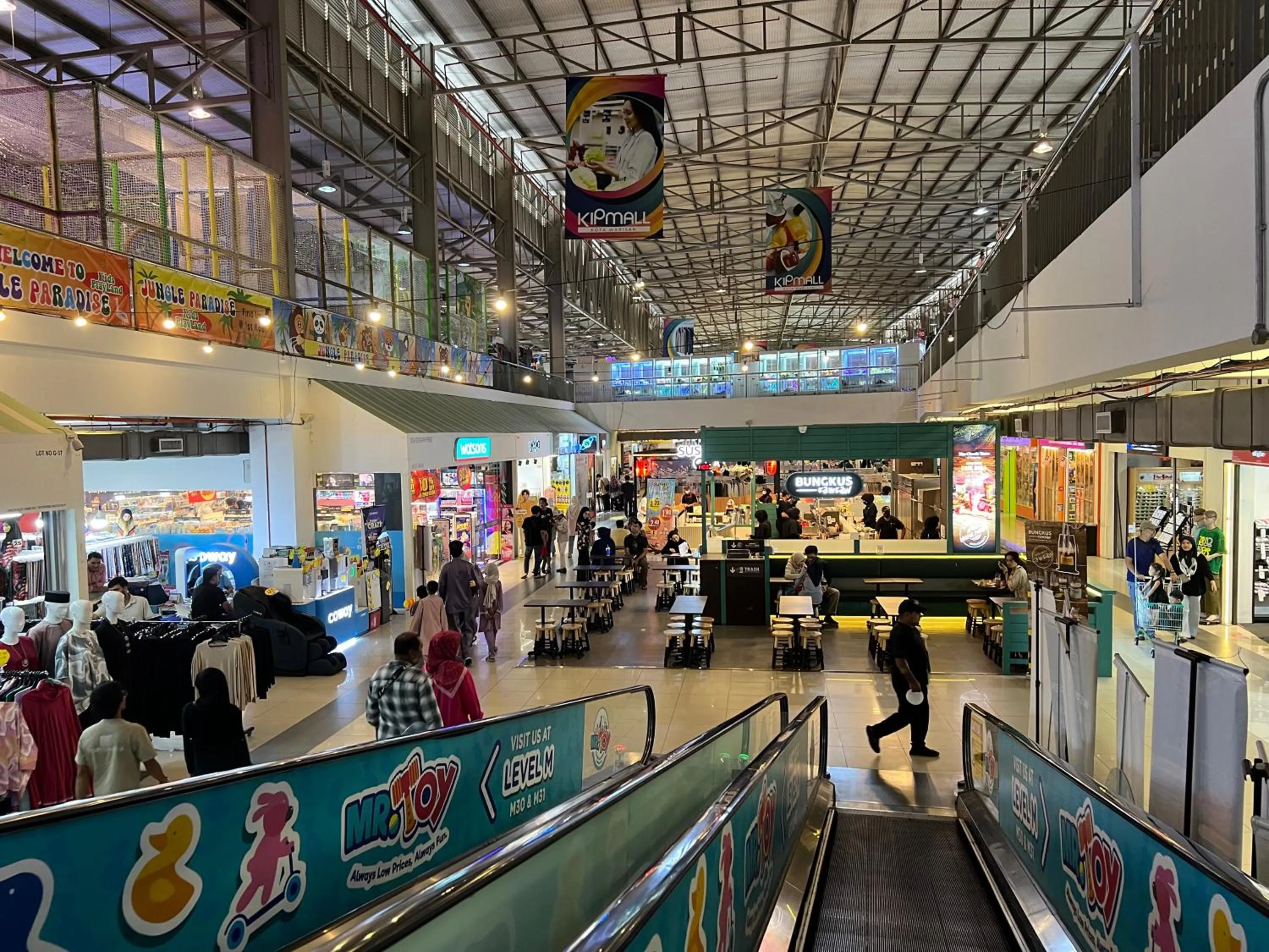 Supermarket/grocery shop in Afie Roomstay KLIA Airport Transit