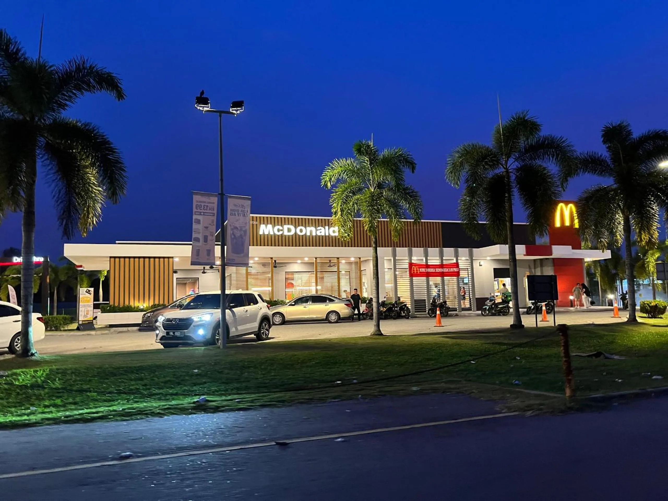 Restaurant/places to eat in Afie Roomstay KLIA Airport Transit