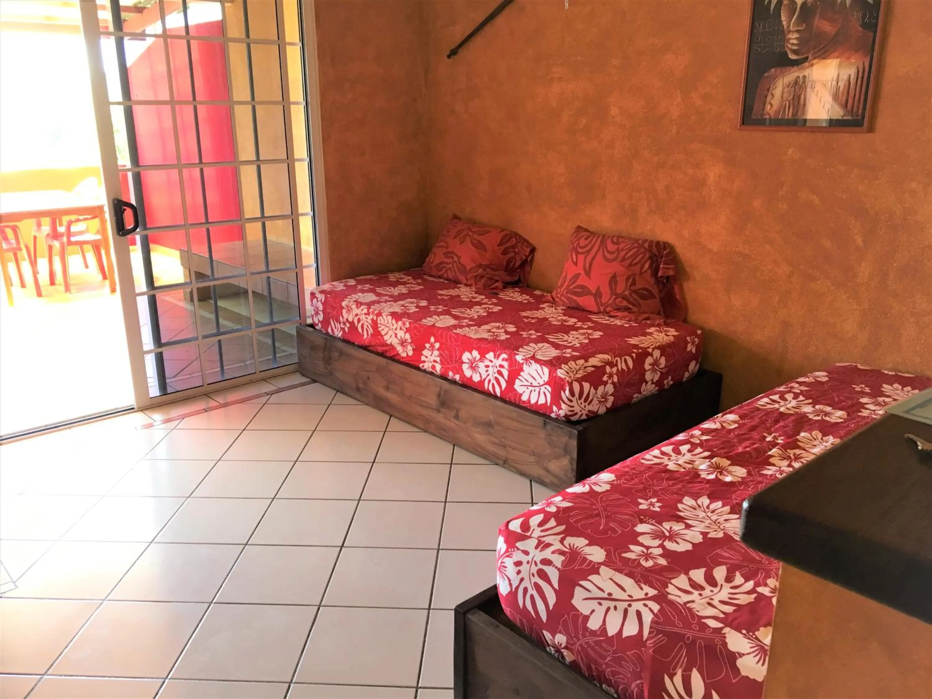 Living room, Bed in Sunset Hill Lodge