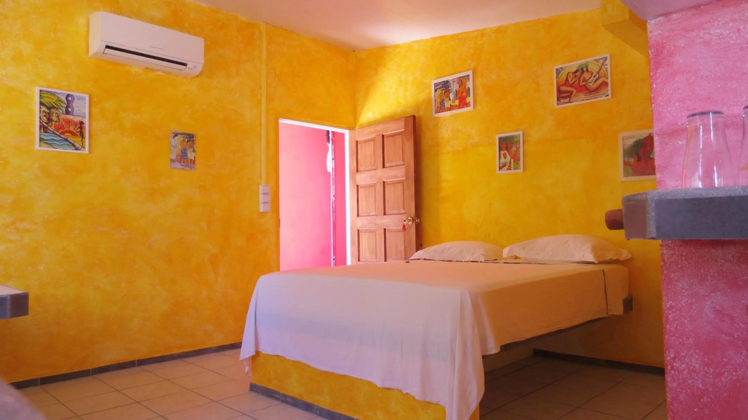 Photo of the whole room, Bed in Sunset Hill Lodge