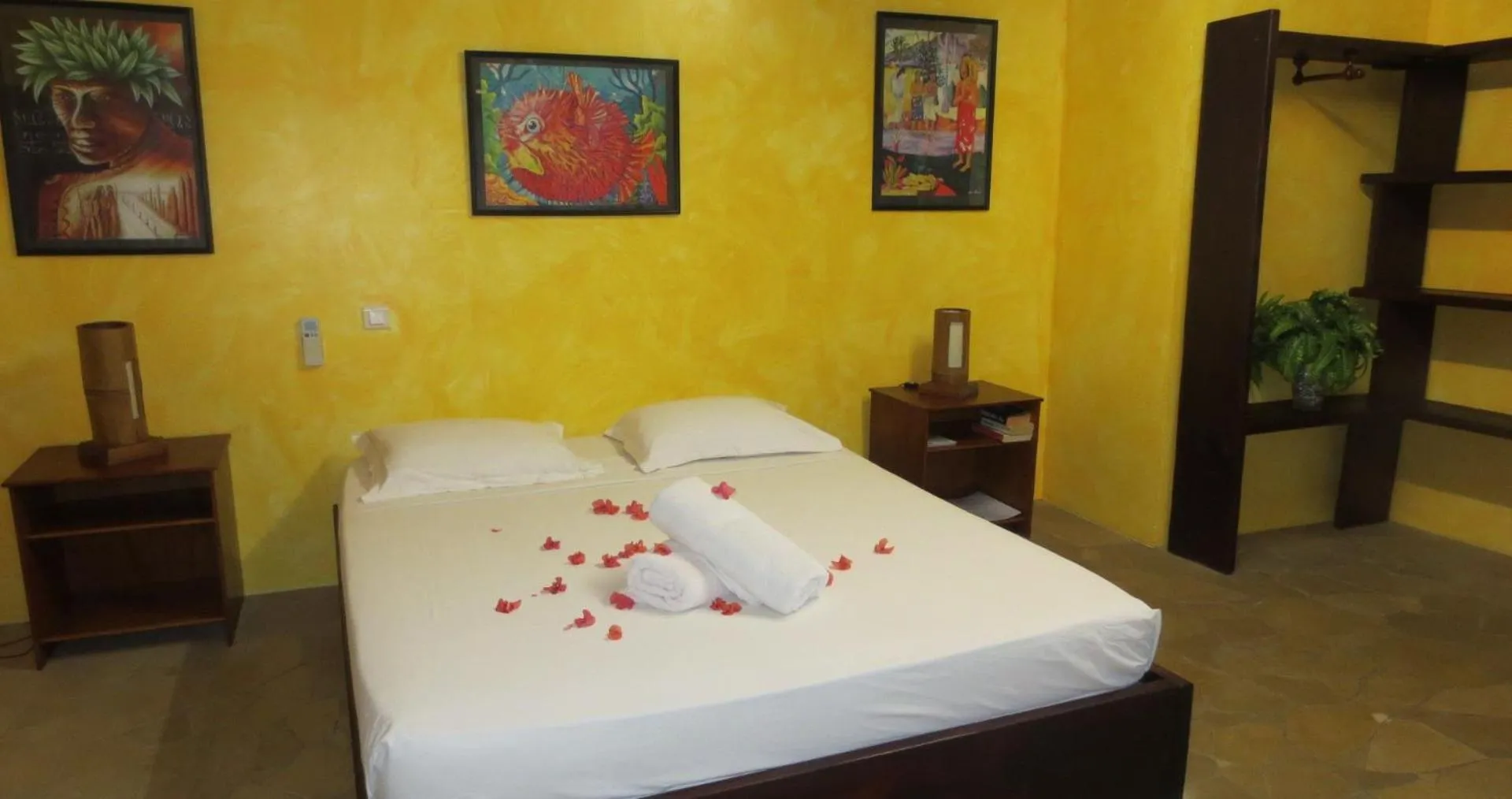 Bedroom, Bed in Sunset Hill Lodge