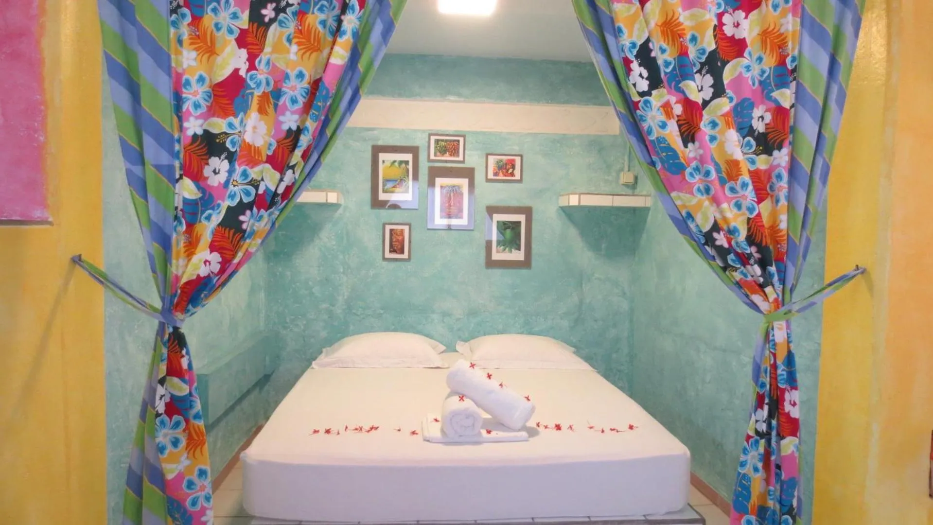 Bedroom, Bed in Sunset Hill Lodge