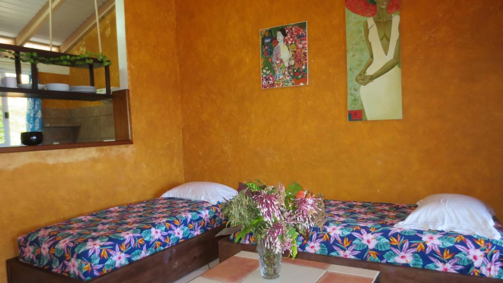 Living room, Bed in Sunset Hill Lodge