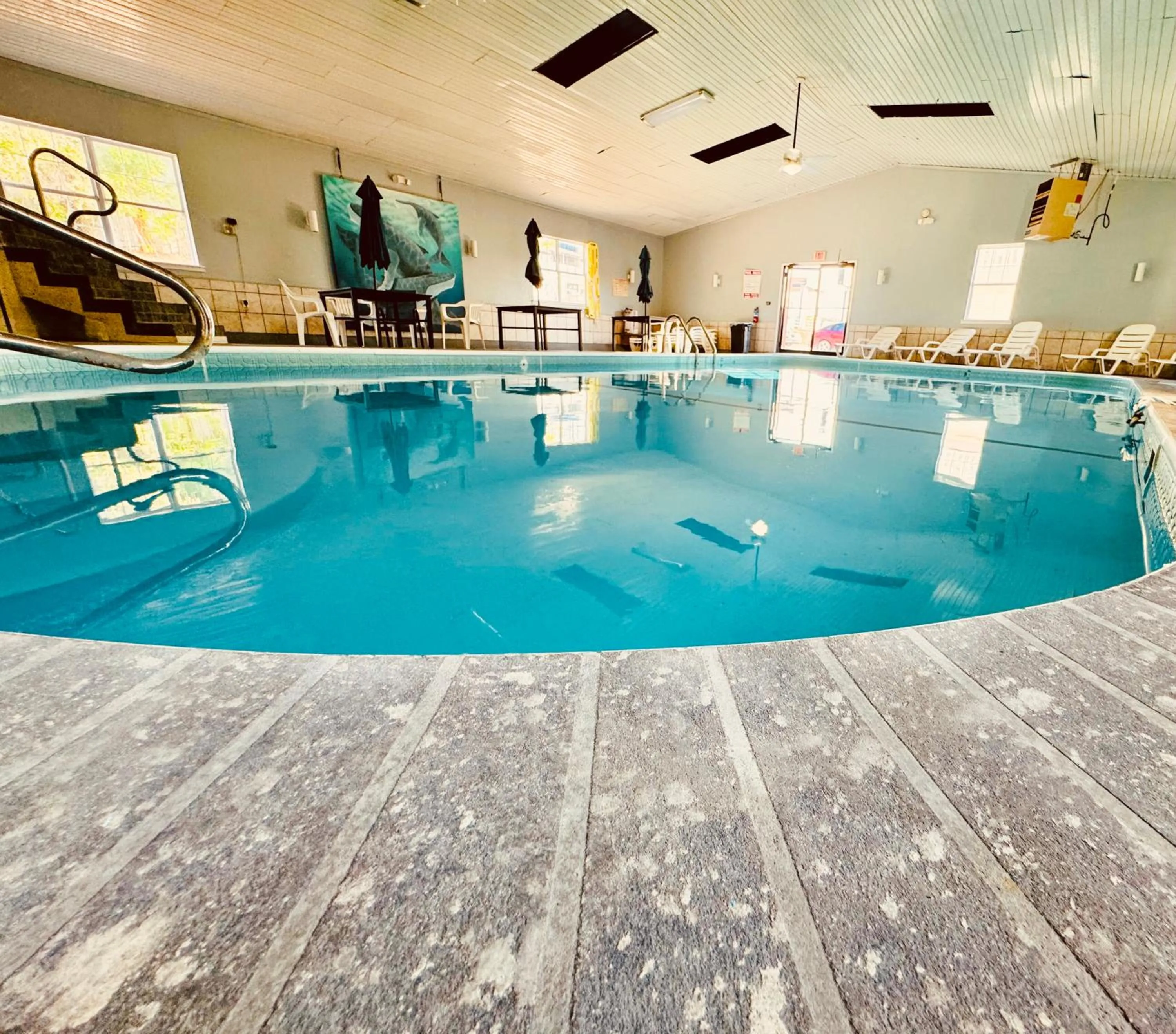 Swimming pool in Ozark Inn and Suites
