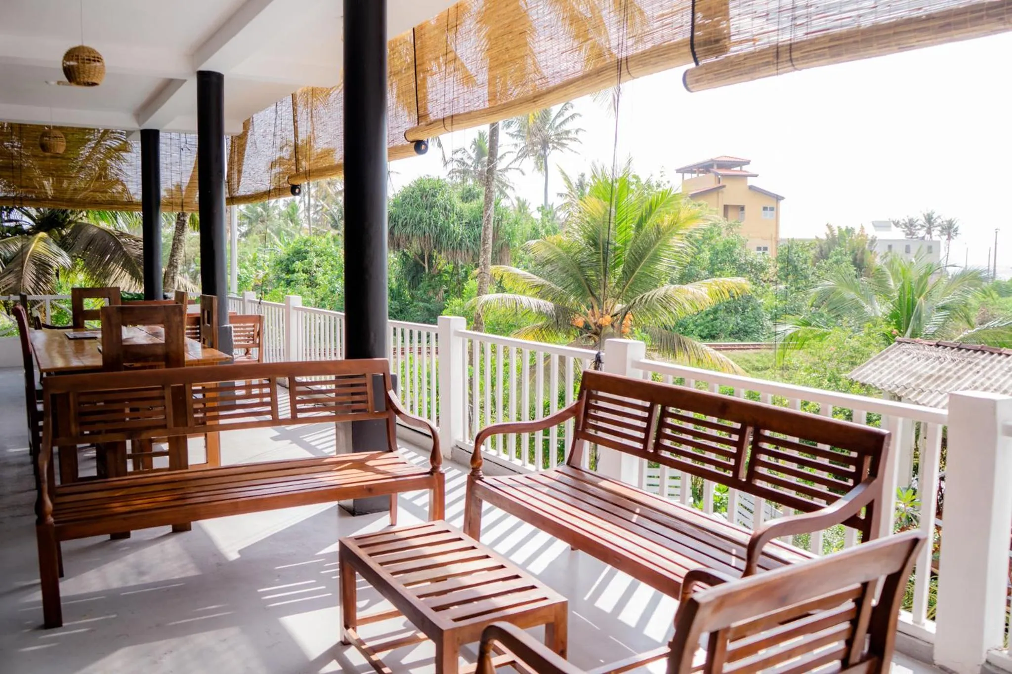 Restaurant/places to eat in Asanka Surf House & Restaurant with pool