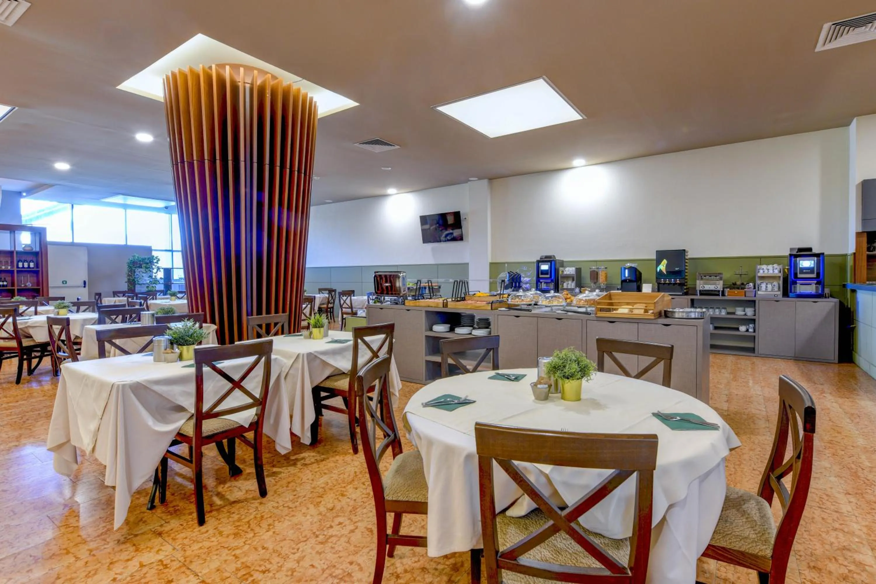 Restaurant/places to eat in Hotel Garda