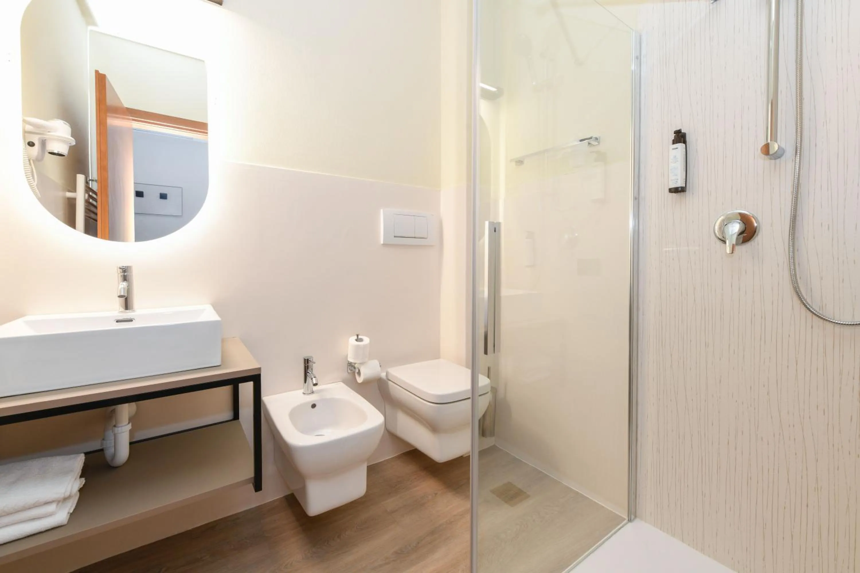 Shower in Hotel Garda