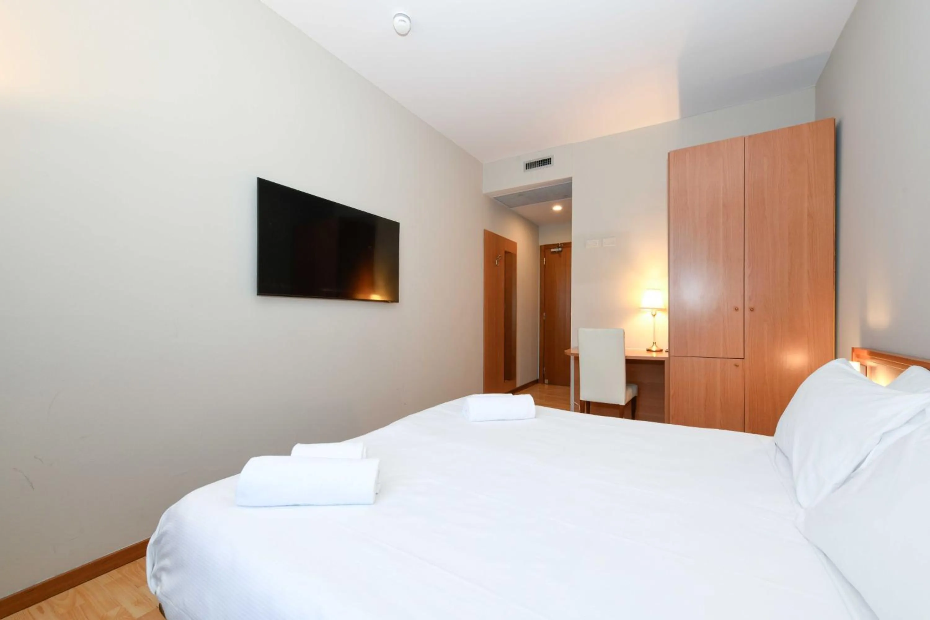 TV and multimedia, Bed in Hotel Garda