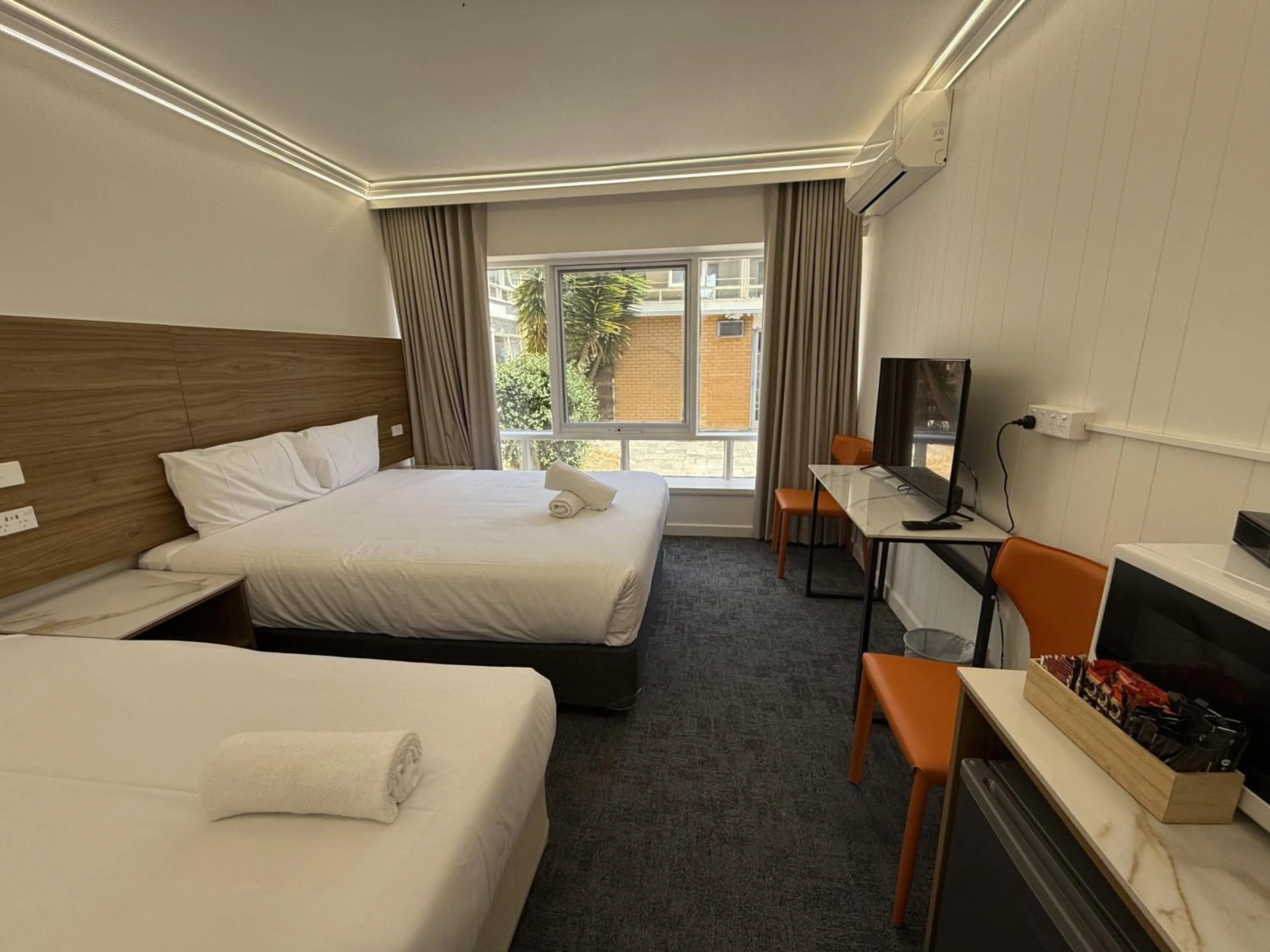 Communal lounge/ TV room, Bed in Kingsway Motel Geelong