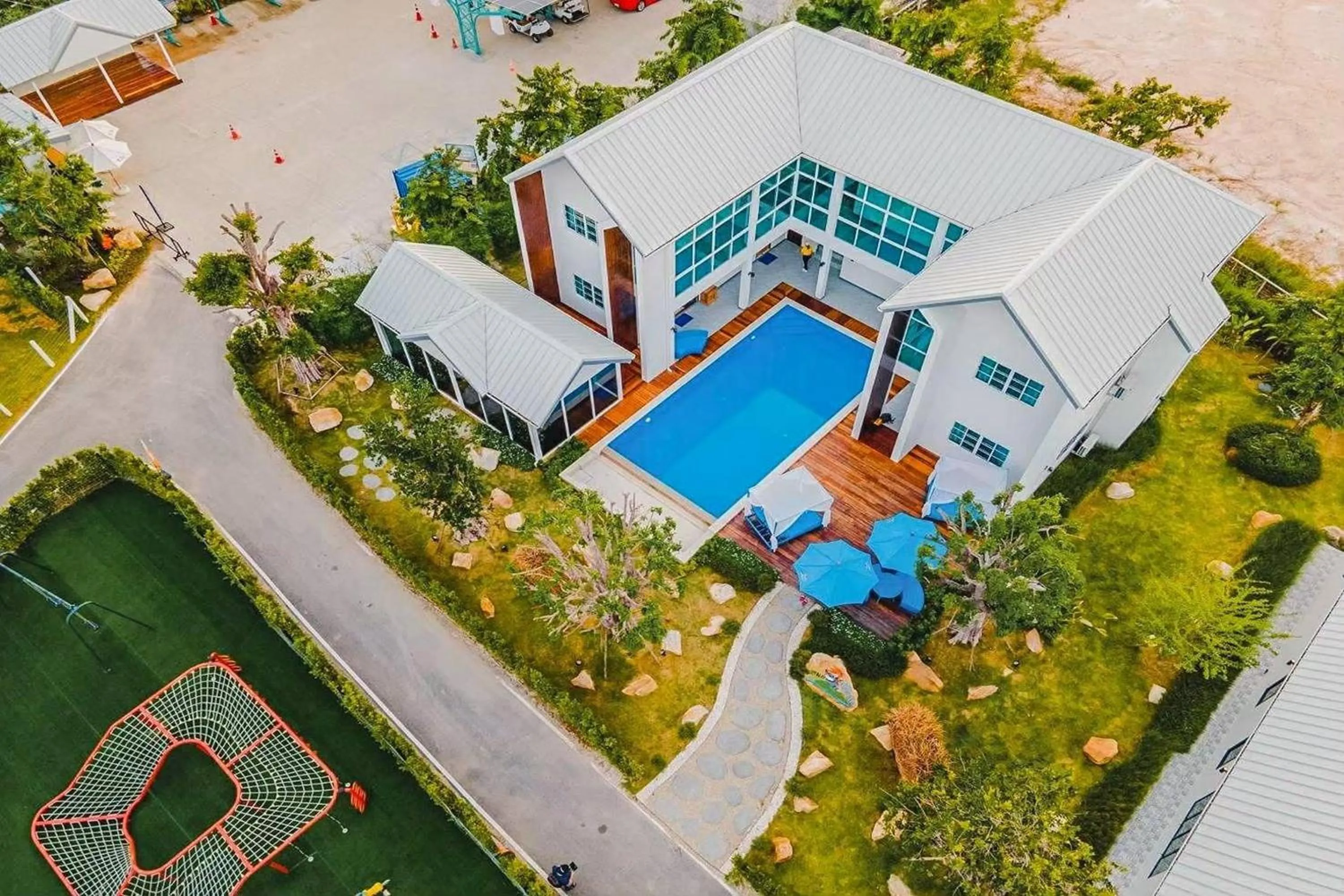 Swimming pool in Buffalo Island Resort