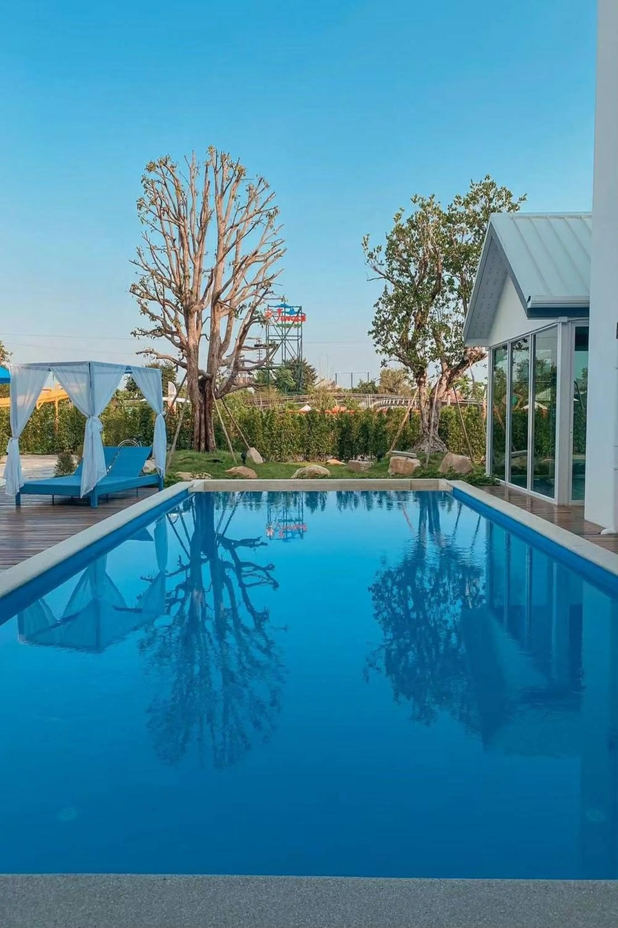 Swimming pool in Buffalo Island Resort